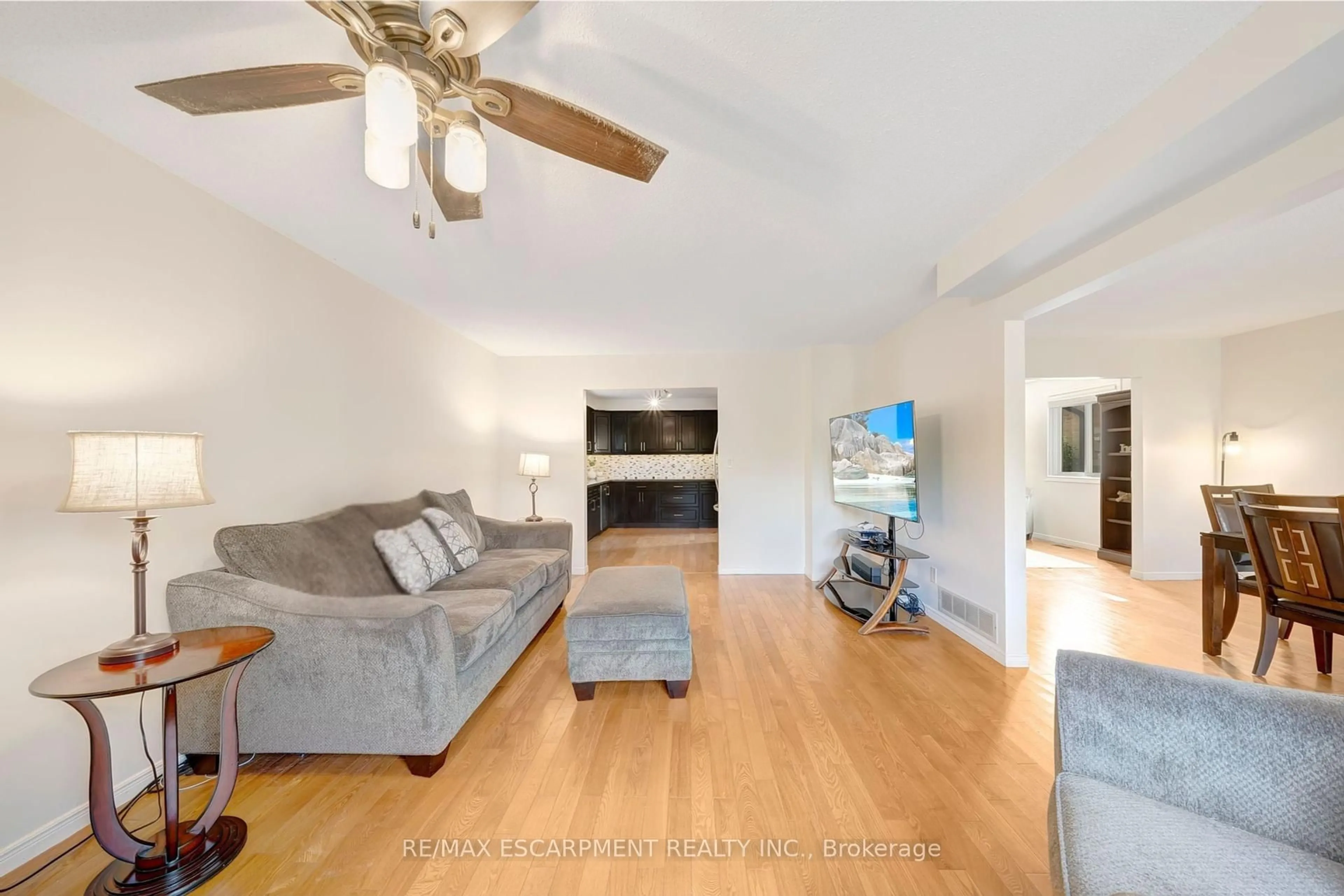 Living room with furniture, wood/laminate floor for 141 Templemead Dr, Hamilton Ontario L8W 3G4