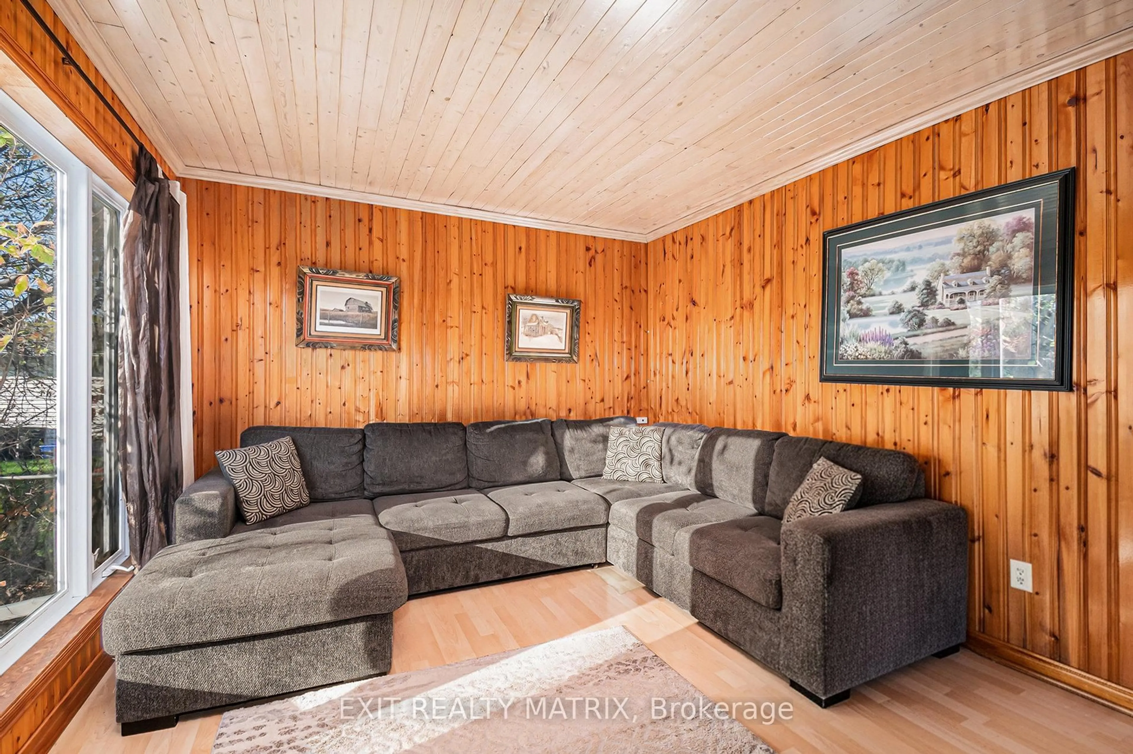 Living room with furniture, unknown for 3498 Sarsfield Rd, Sarsfield Ontario K0A 3E0