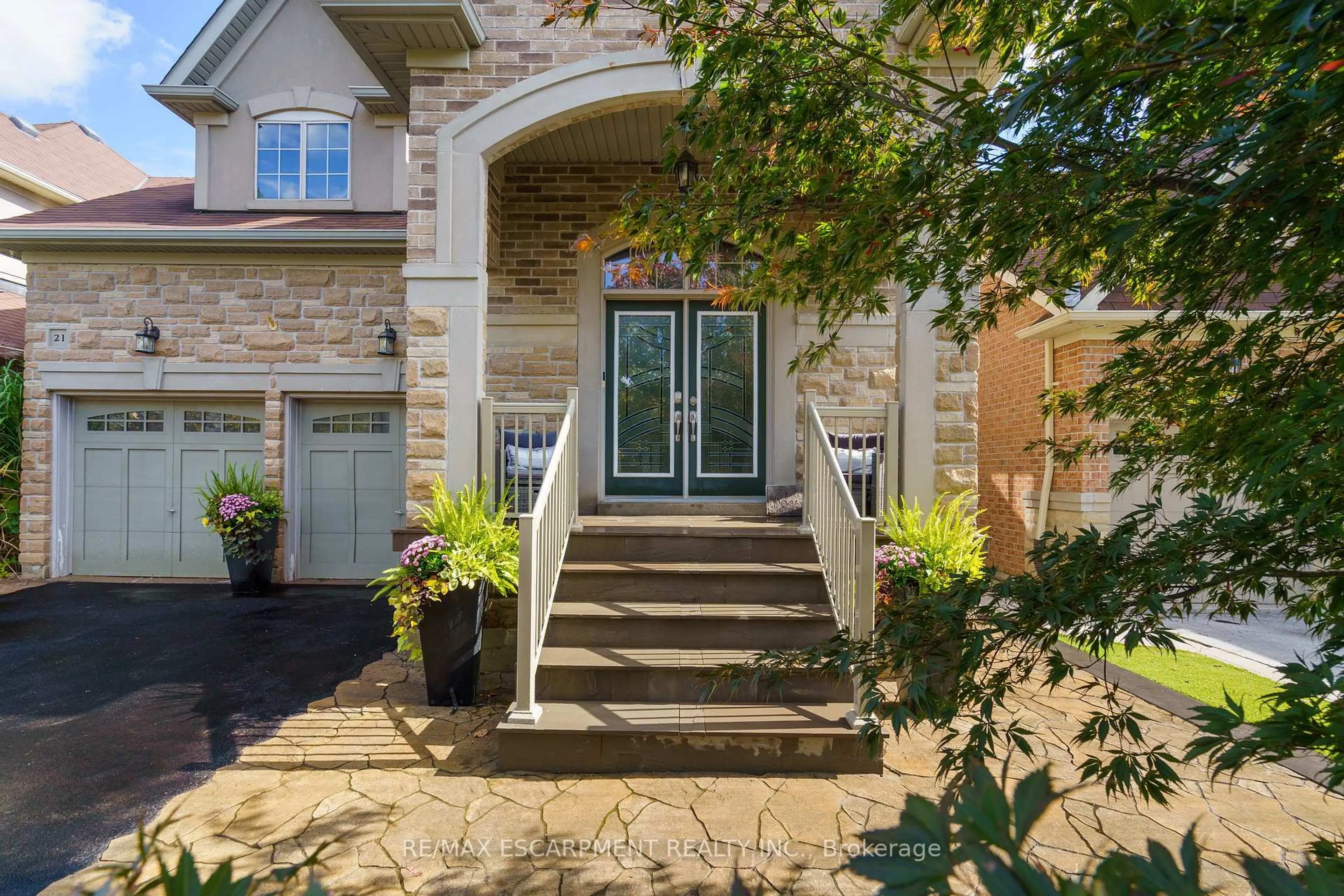 Indoor entryway for 21 Shade Forest Tr, Hamilton Ontario L9B 0E5