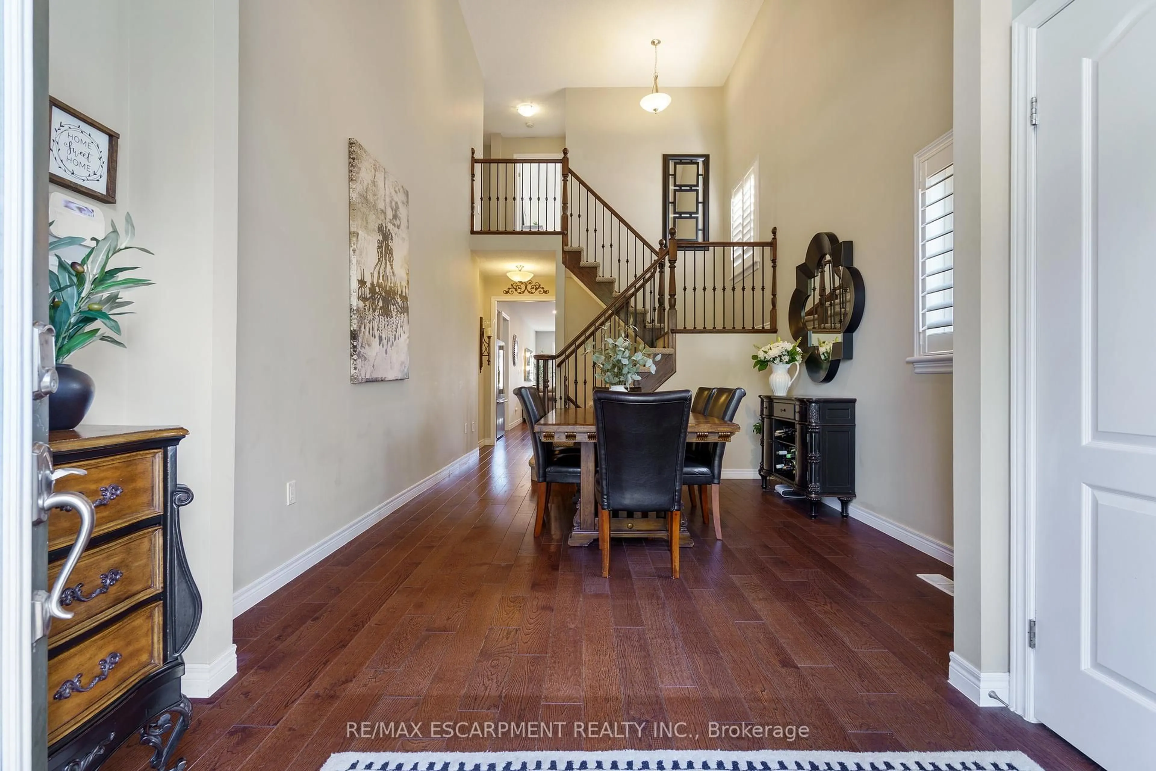 Indoor entryway for 21 Shade Forest Tr, Hamilton Ontario L9B 0E5