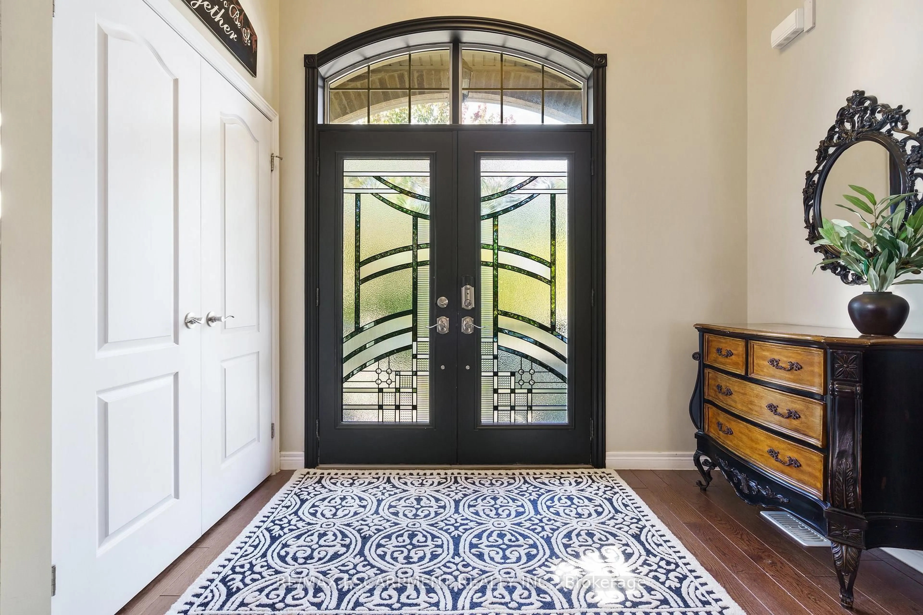 Indoor entryway for 21 Shade Forest Tr, Hamilton Ontario L9B 0E5