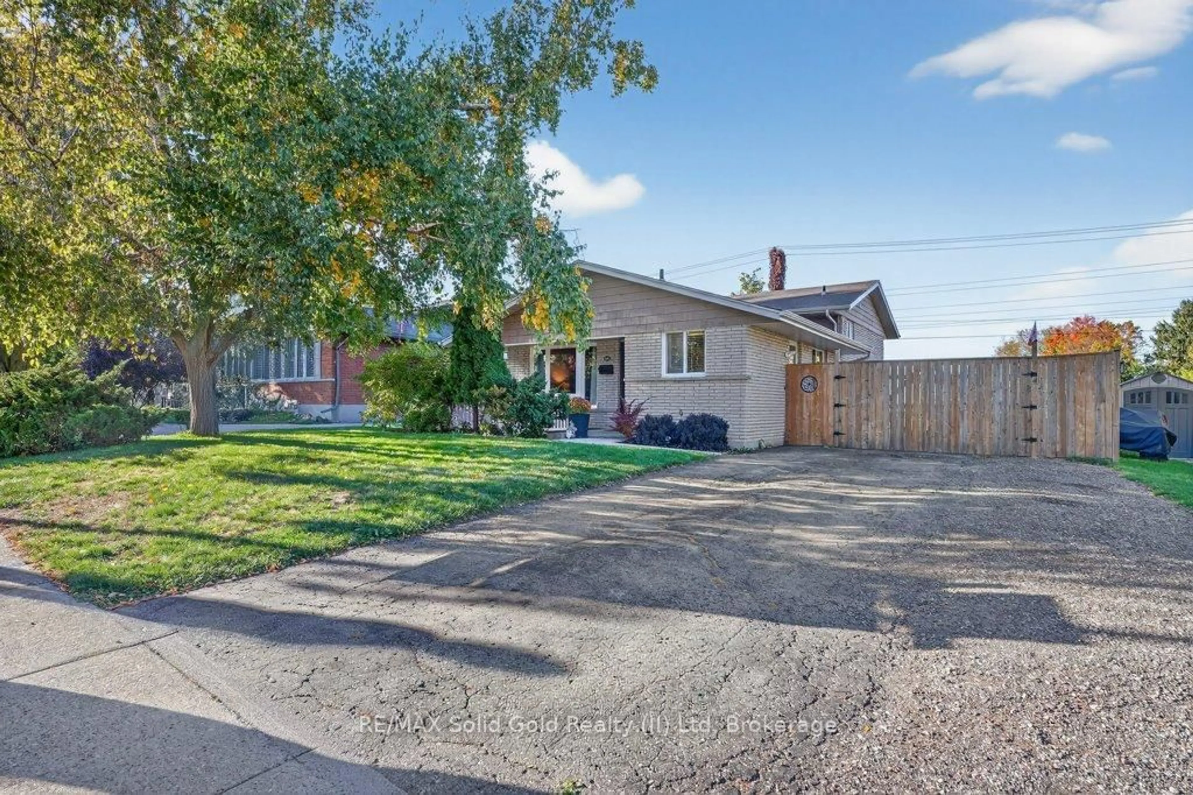 A pic from outside/outdoor area/front of a property/back of a property/a pic from drone, street for 34 Dunsmere Crt, Kitchener Ontario N2E 1V4