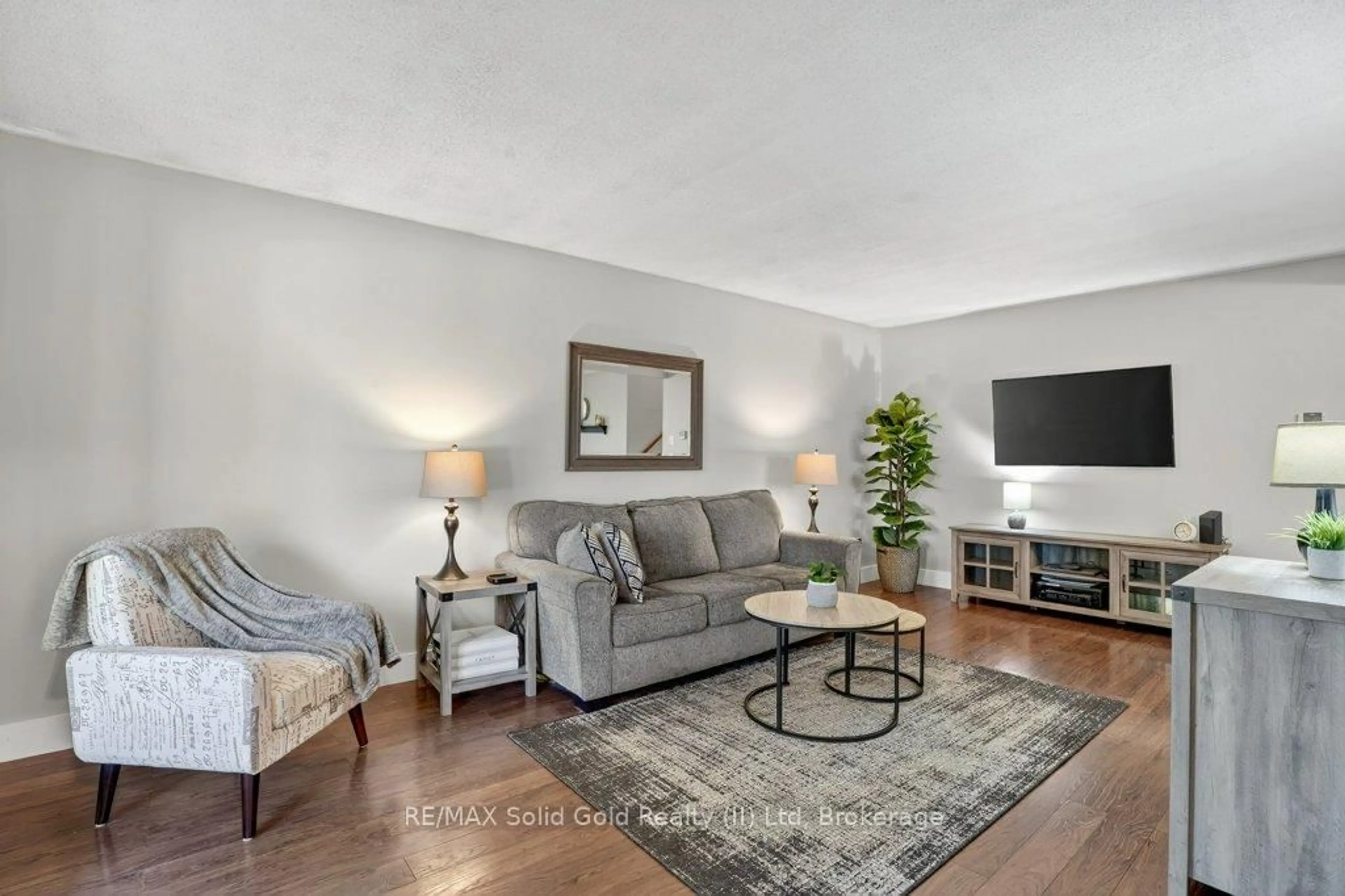 Living room with furniture, unknown for 34 Dunsmere Crt, Kitchener Ontario N2E 1V4