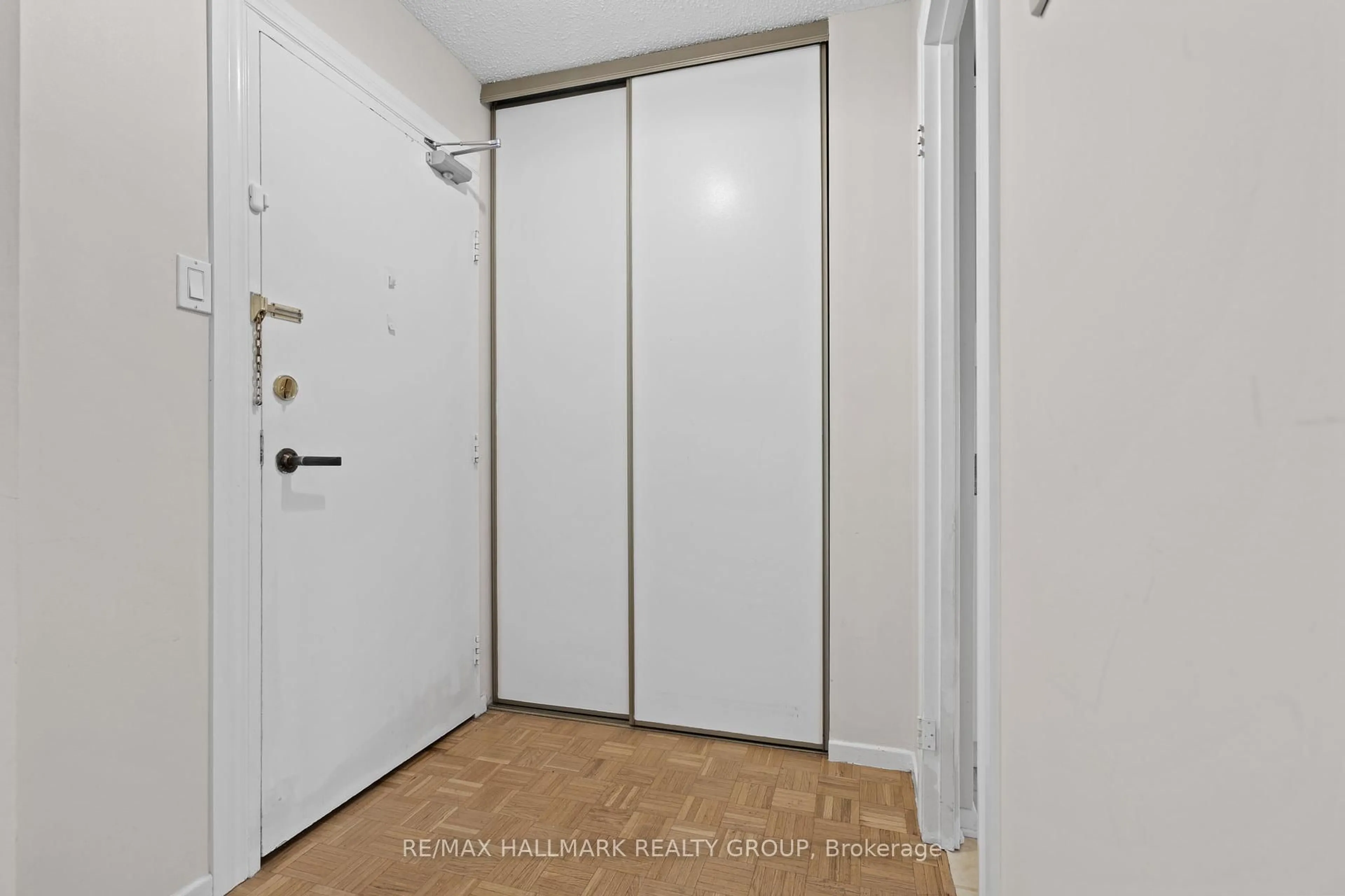 Indoor entryway for 265 Poulin Ave #806, Ottawa Ontario K2B 7Y8