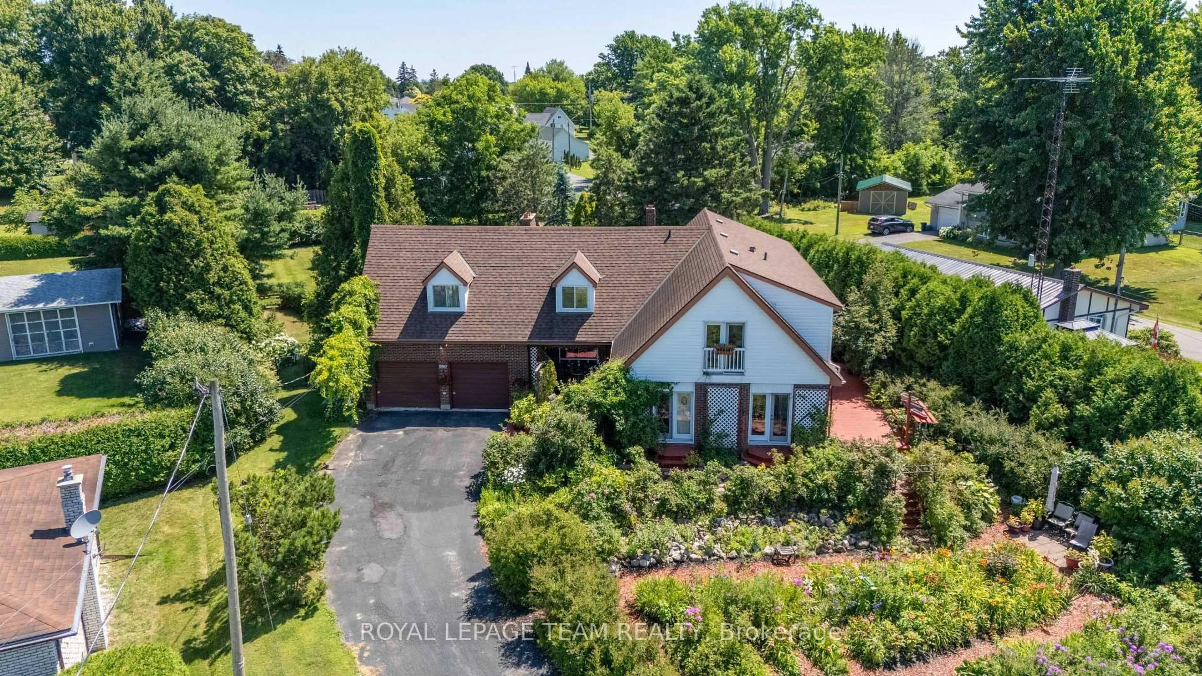 A pic from outside/outdoor area/front of a property/back of a property/a pic from drone, street for 5687 Cherry St, South Dundas Ontario K0C 1X0