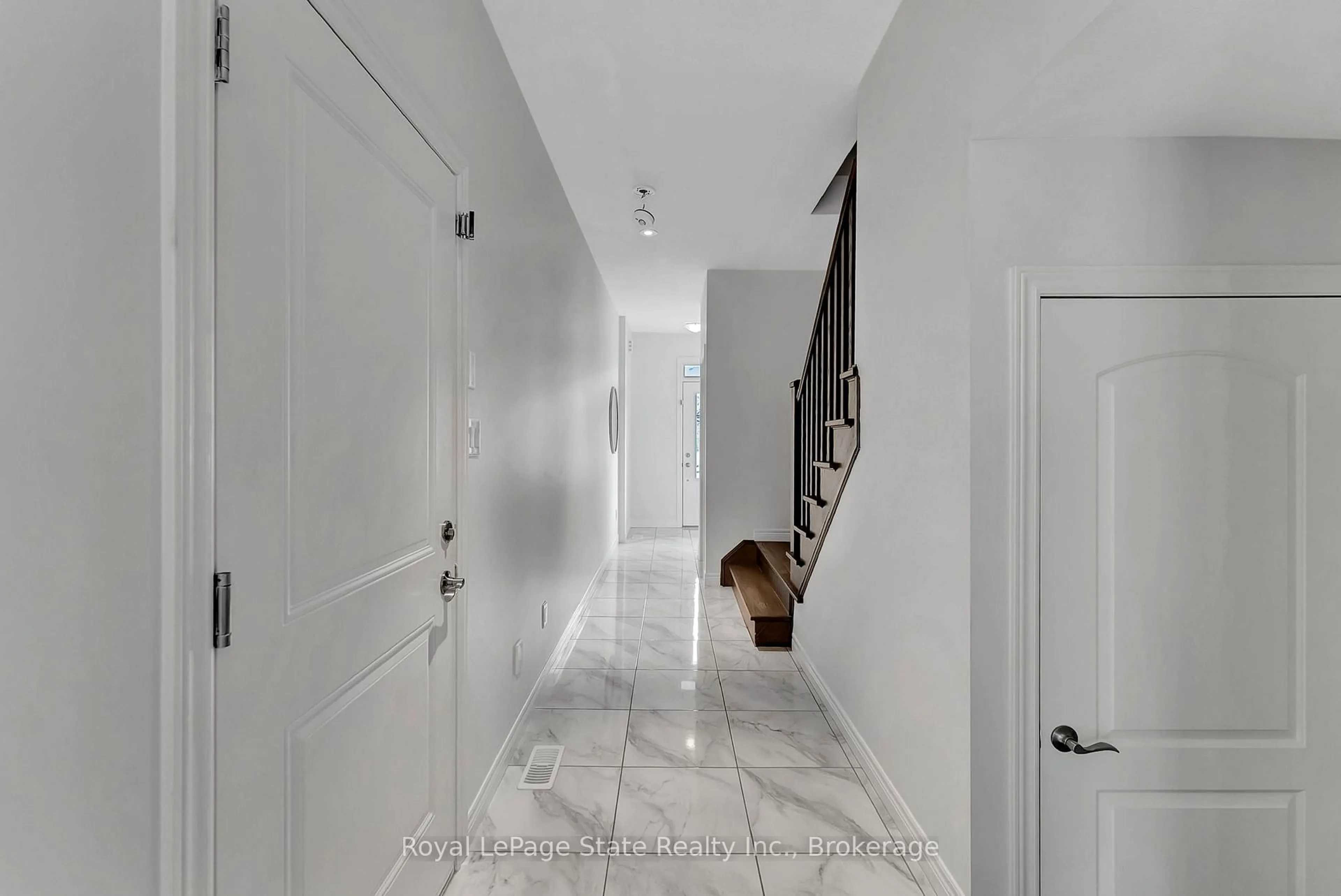 Indoor foyer for 98 Shoreview Pl #18, Hamilton Ontario L8E 0J4