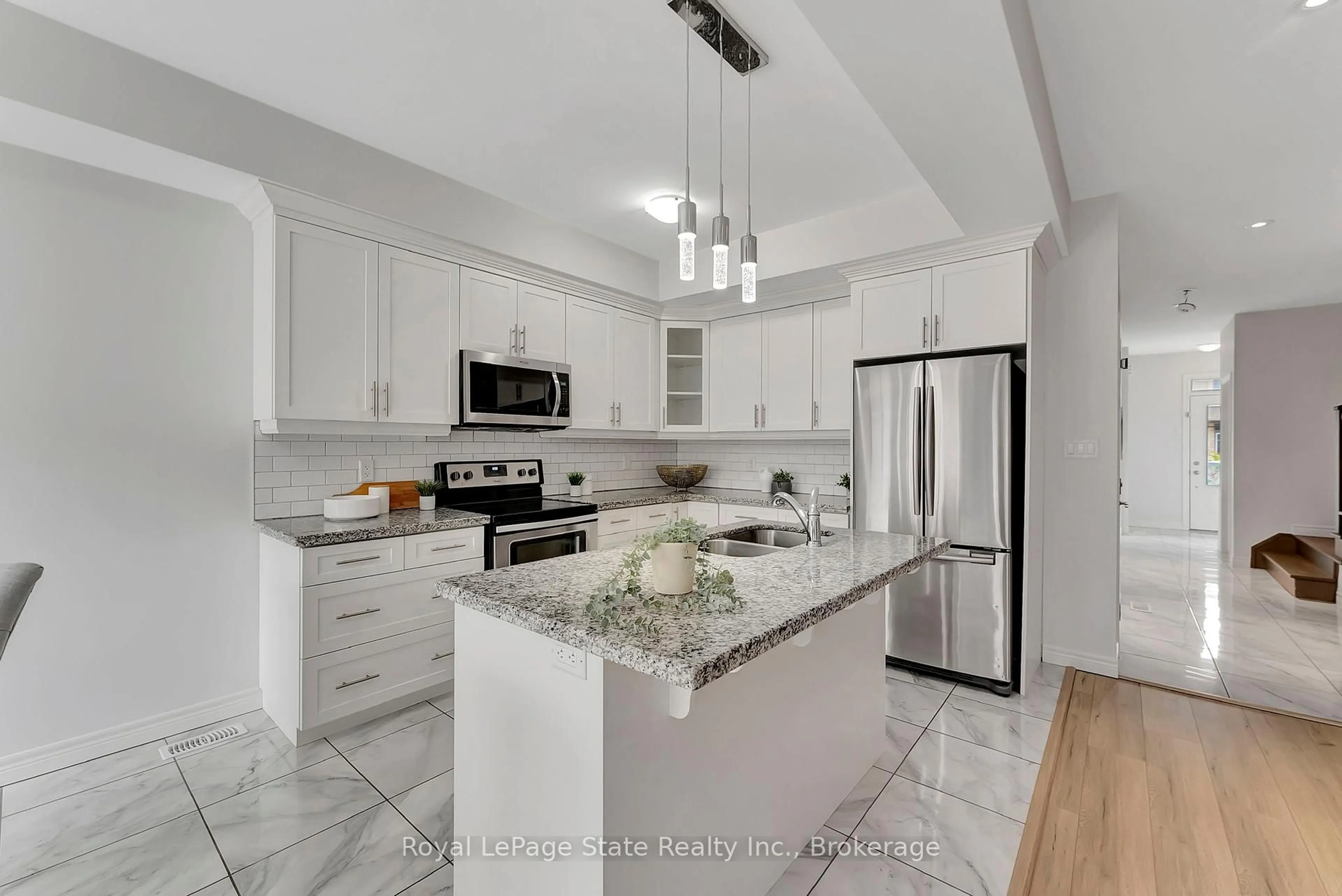 Open concept kitchen, ceramic/tile floor for 98 Shoreview Pl #18, Hamilton Ontario L8E 0J4