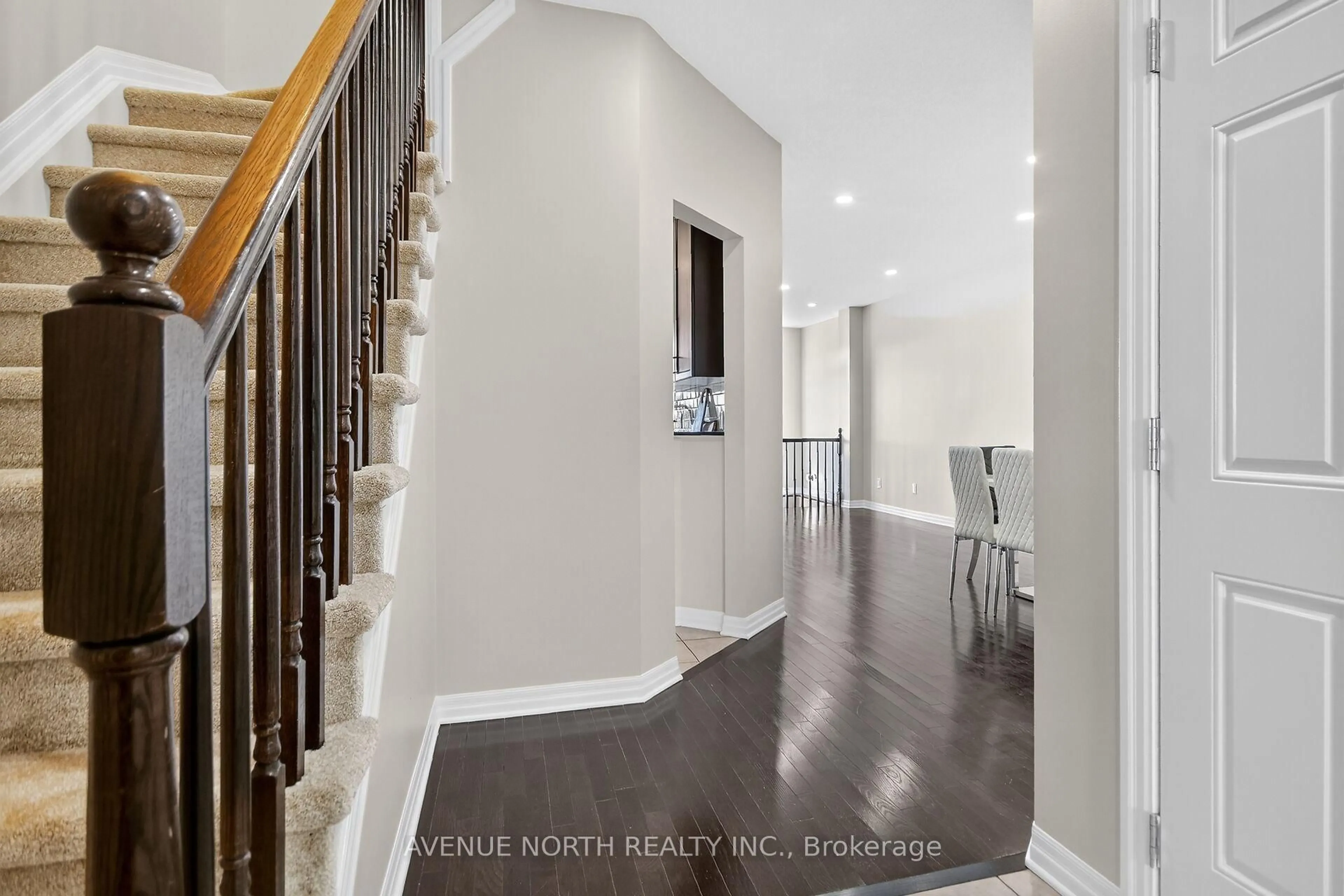 Indoor entryway for 629 Sunburst St, Ottawa Ontario K1T 0L1