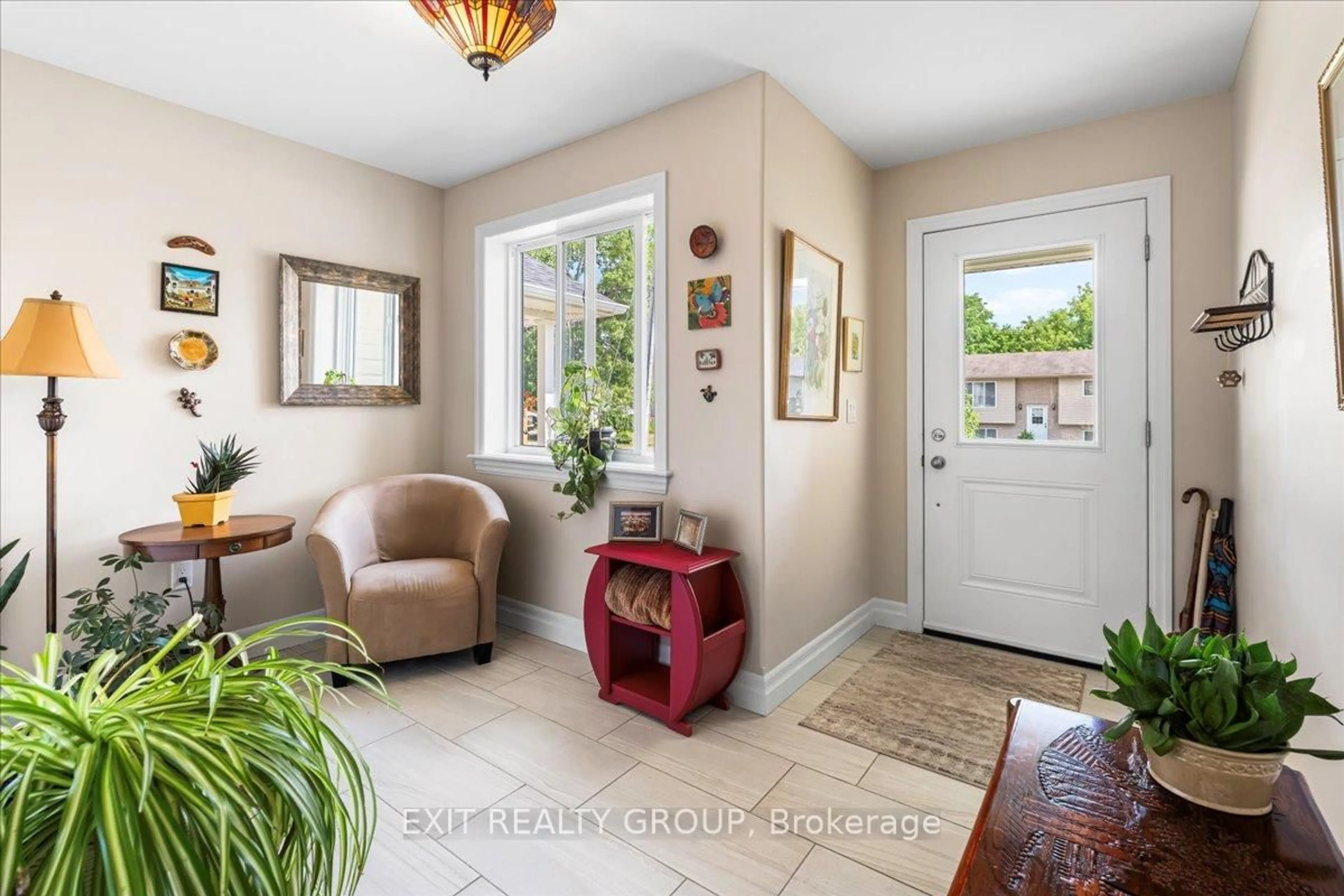 Indoor entryway for 20 Gladstone St, Madoc Ontario K0K 2K0