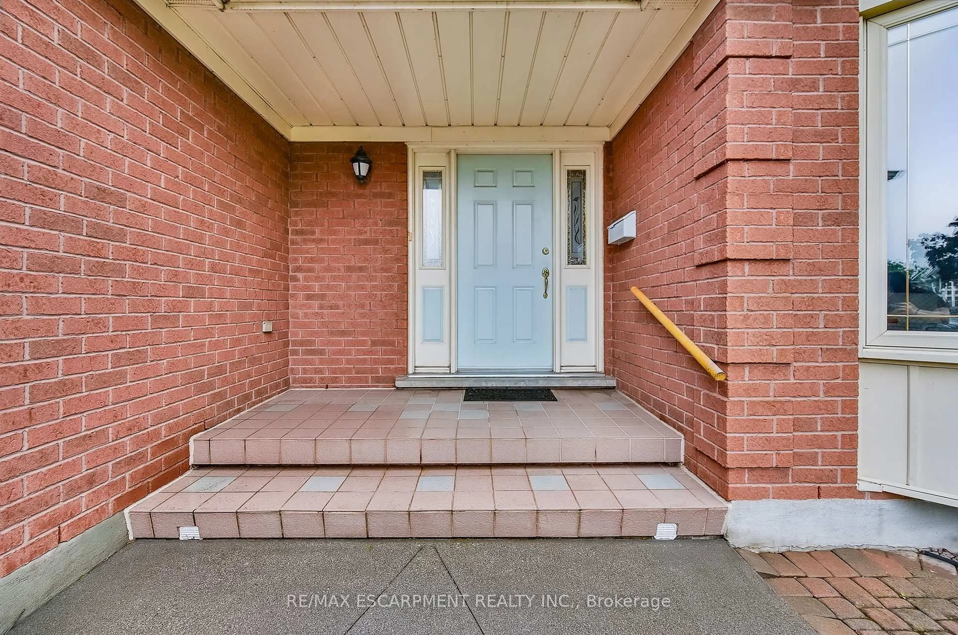 Indoor entryway for 21 RIVIERA Rdge, Hamilton Ontario L8E 5E6
