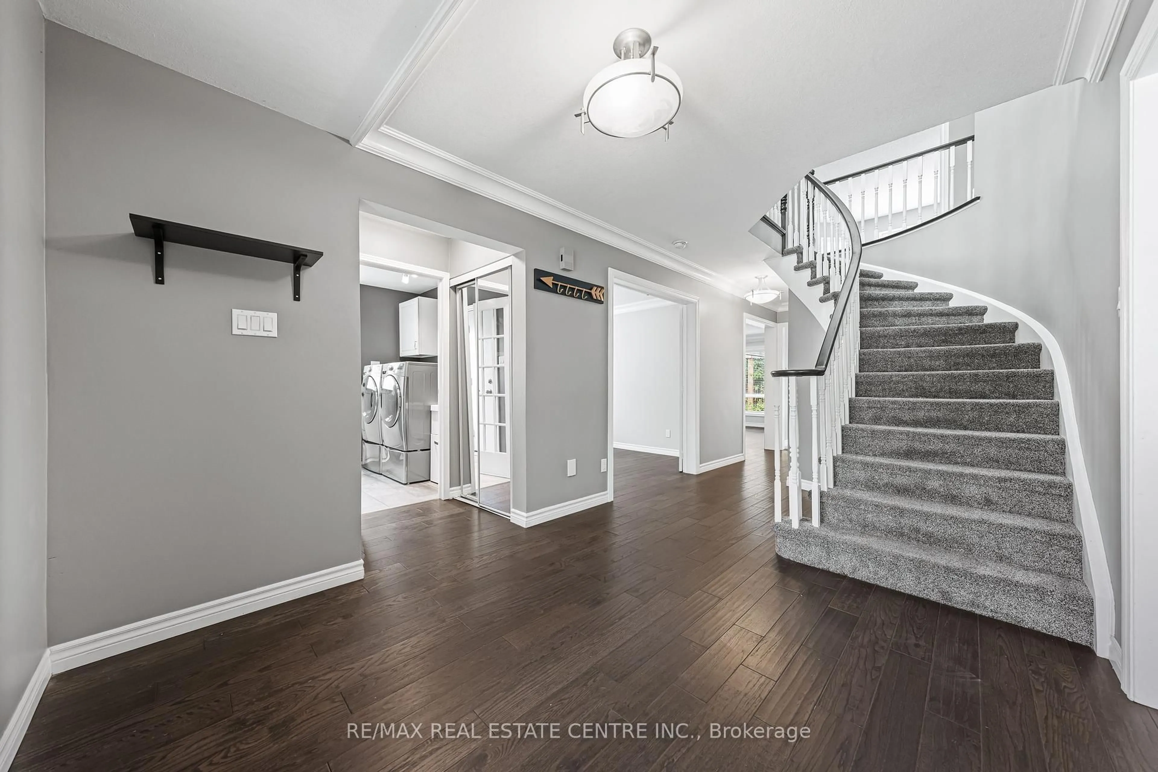Indoor entryway for 163 GLENVALLEY Dr, Cambridge Ontario N1T 1R1