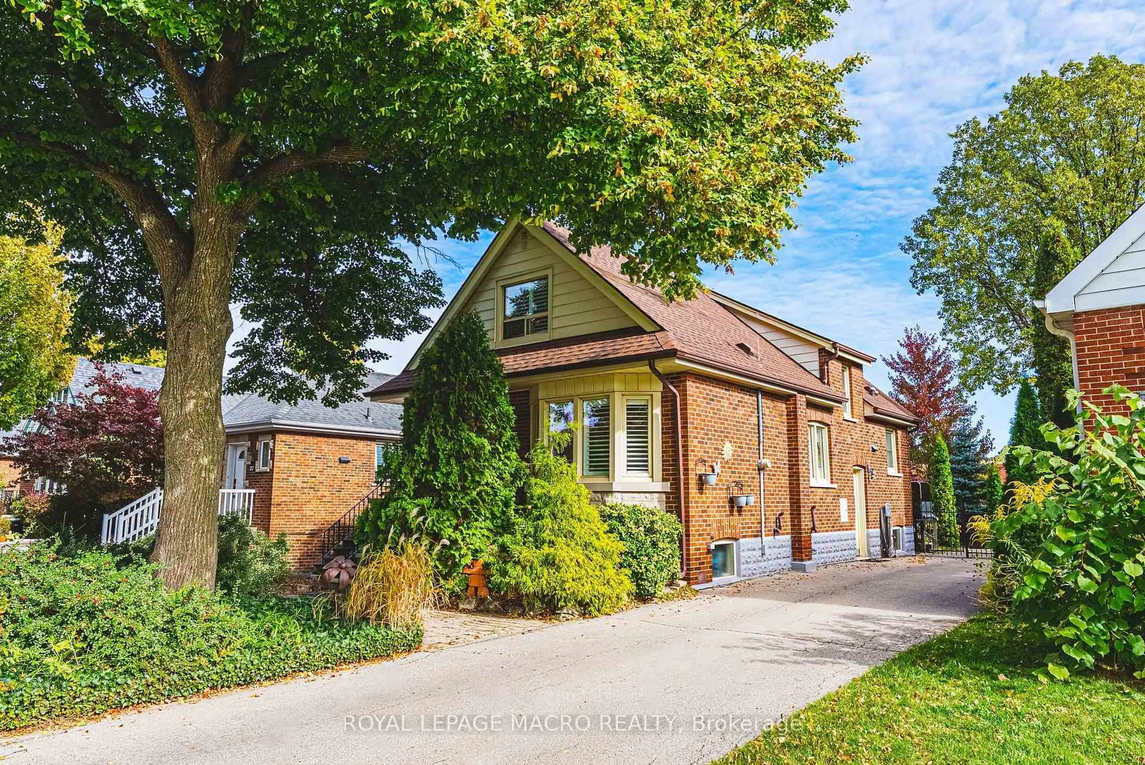 Home with brick exterior material, street for 31 Buchanan St, Hamilton Ontario L9A 2V7