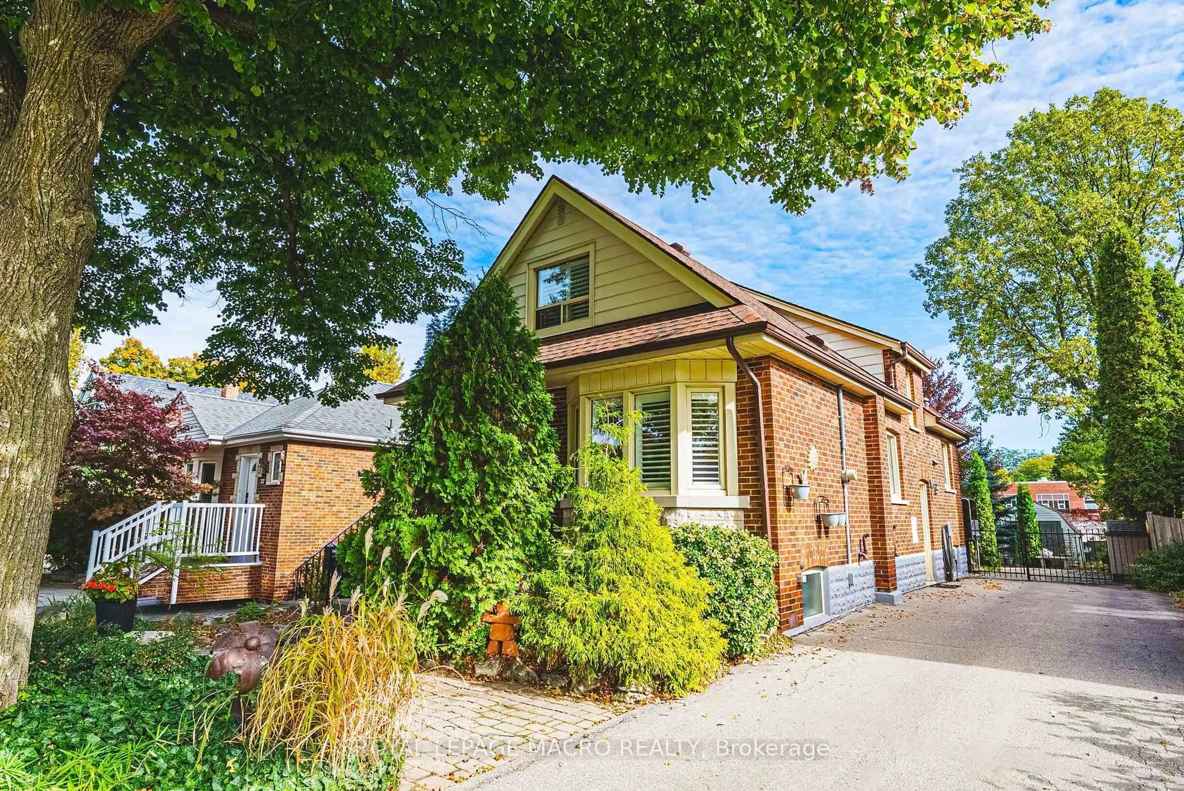 Home with brick exterior material, street for 31 Buchanan St, Hamilton Ontario L9A 2V7