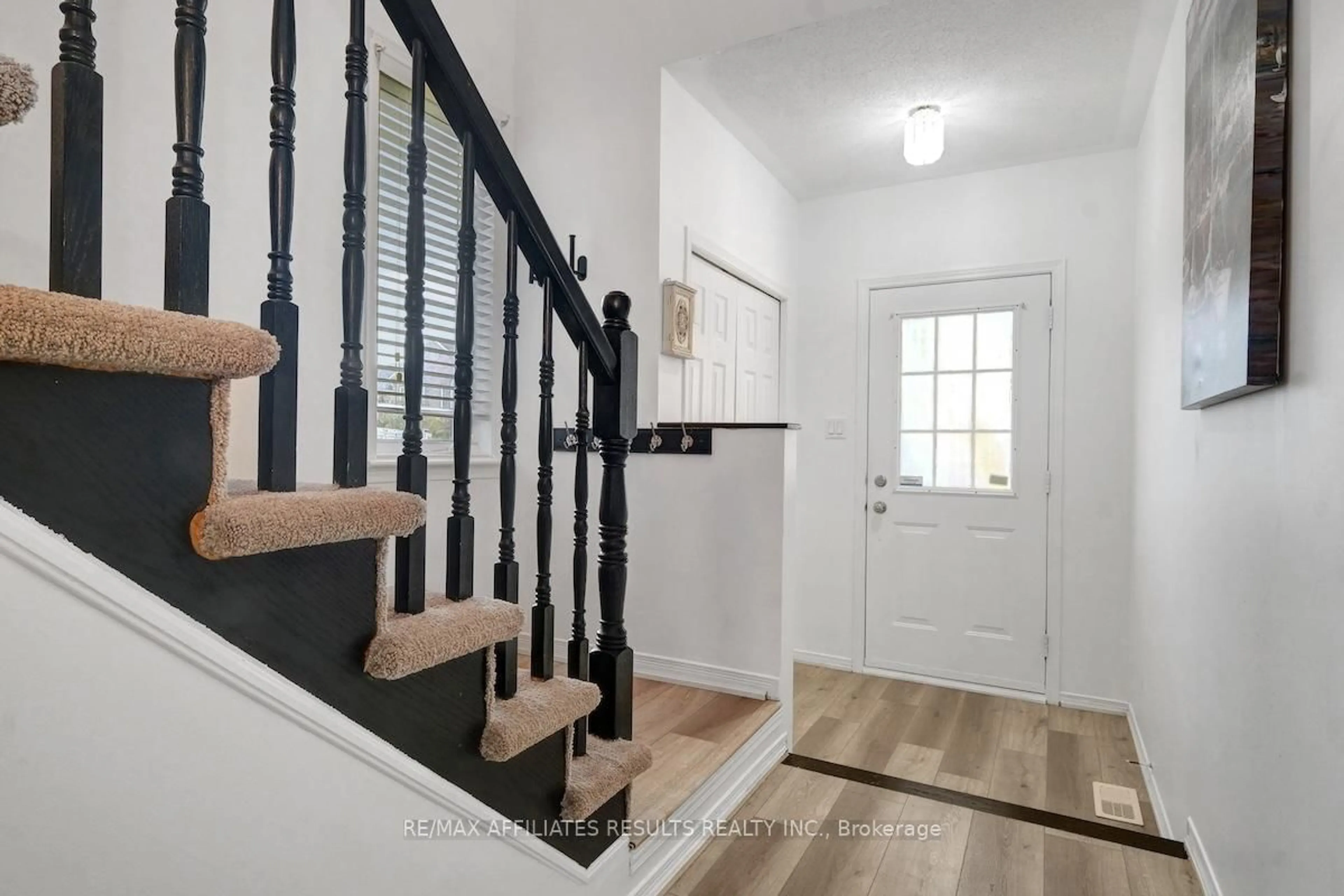 Indoor entryway for 29 Calaveras Ave, Ottawa Ontario K2J 4Z8