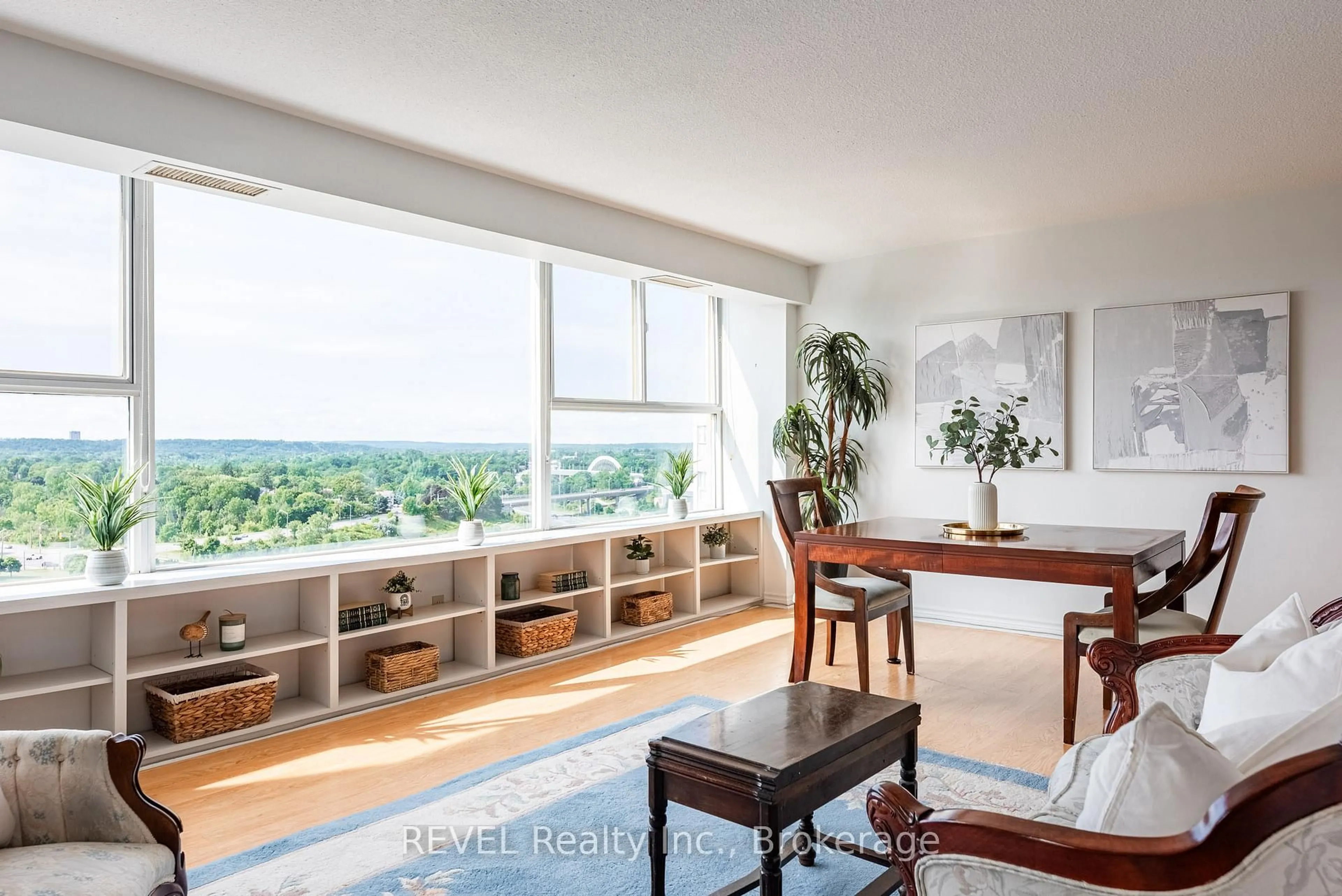 Living room with furniture, unknown for 7 GALE Cres #PH 4, St. Catharines Ontario L2R 7M8