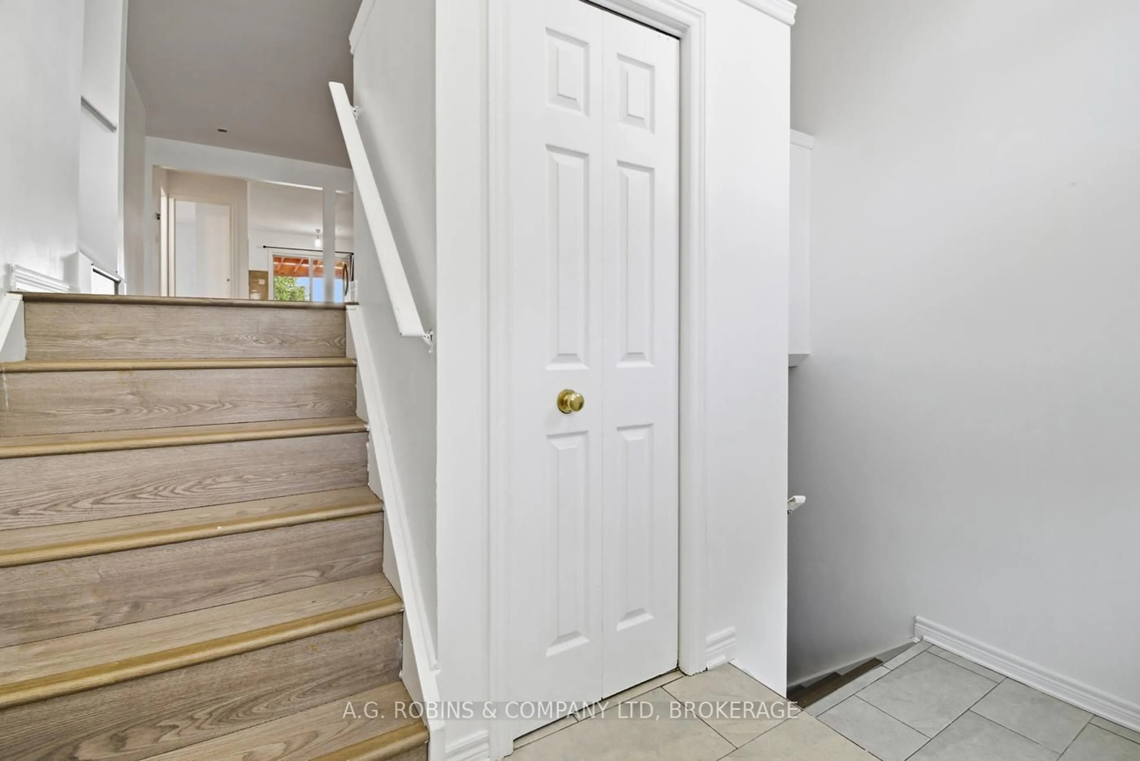 Indoor entryway for 8 McBride Dr, St. Catharines Ontario L2S 3Y4