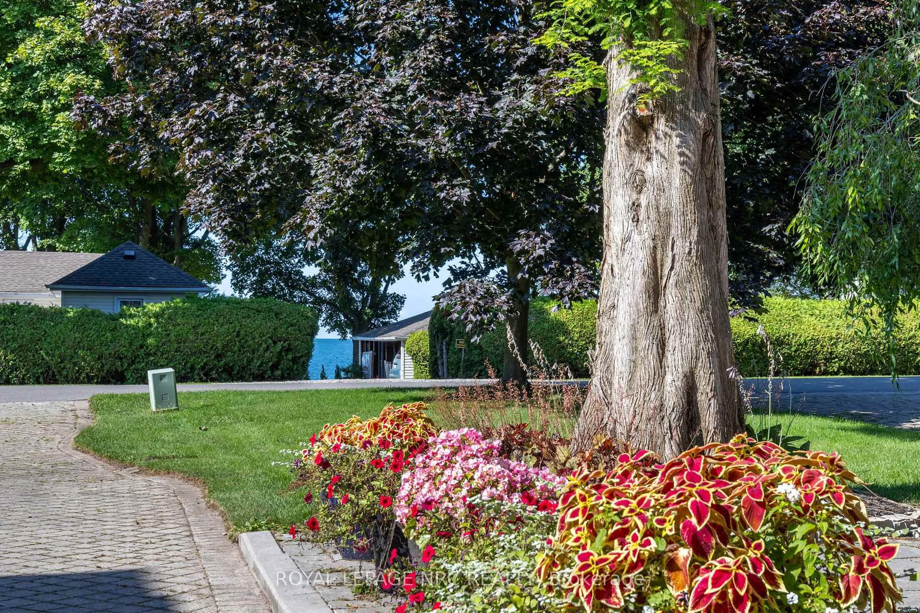 Patio, street for 328 Niagara Blvd, Niagara-on-the-Lake Ontario L0S 1J0