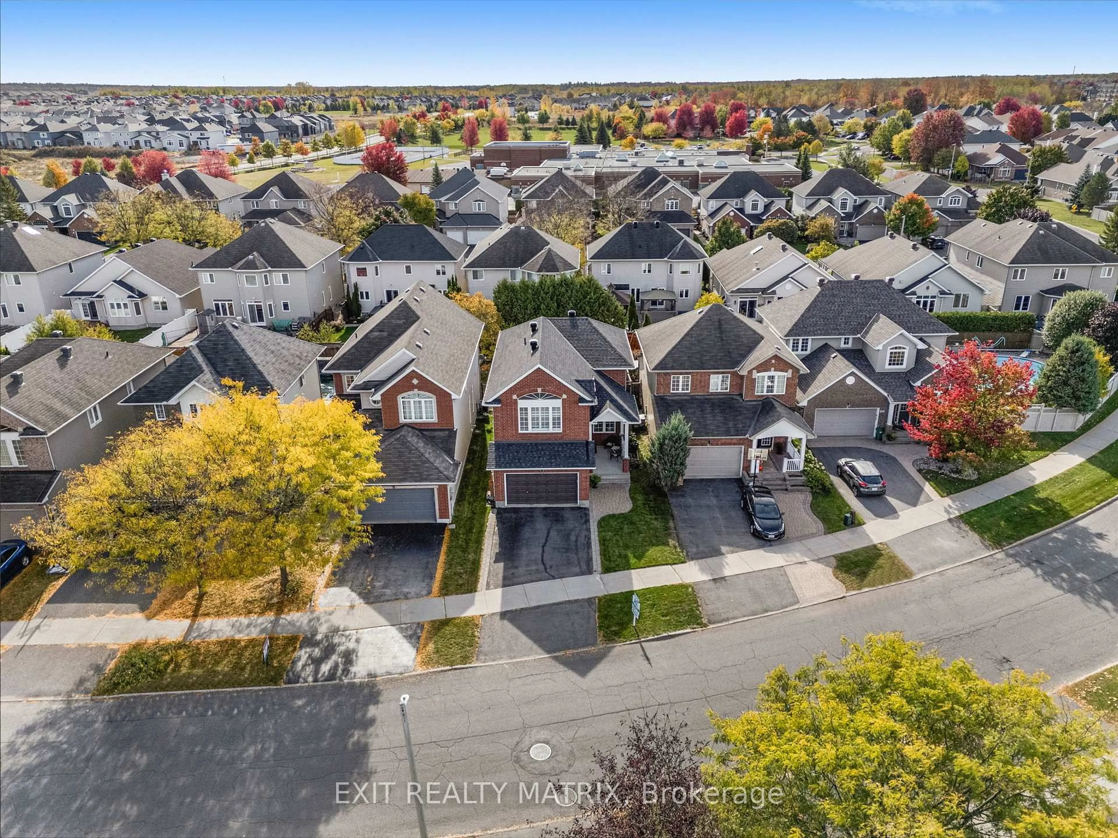 A pic from outside/outdoor area/front of a property/back of a property/a pic from drone, street for 928 Scala Ave, Ottawa Ontario K4A 5E1
