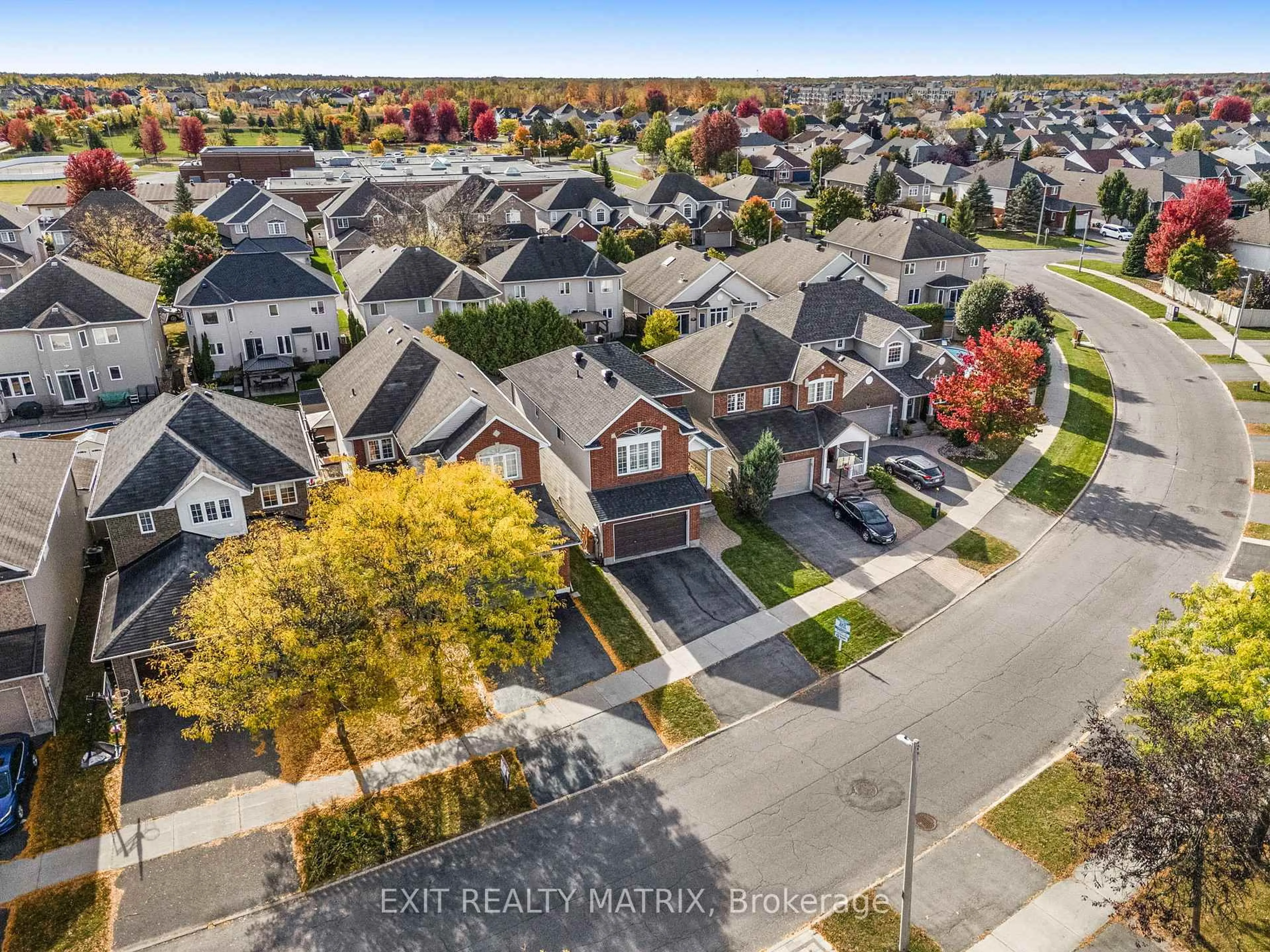 A pic from outside/outdoor area/front of a property/back of a property/a pic from drone, street for 928 Scala Ave, Ottawa Ontario K4A 5E1