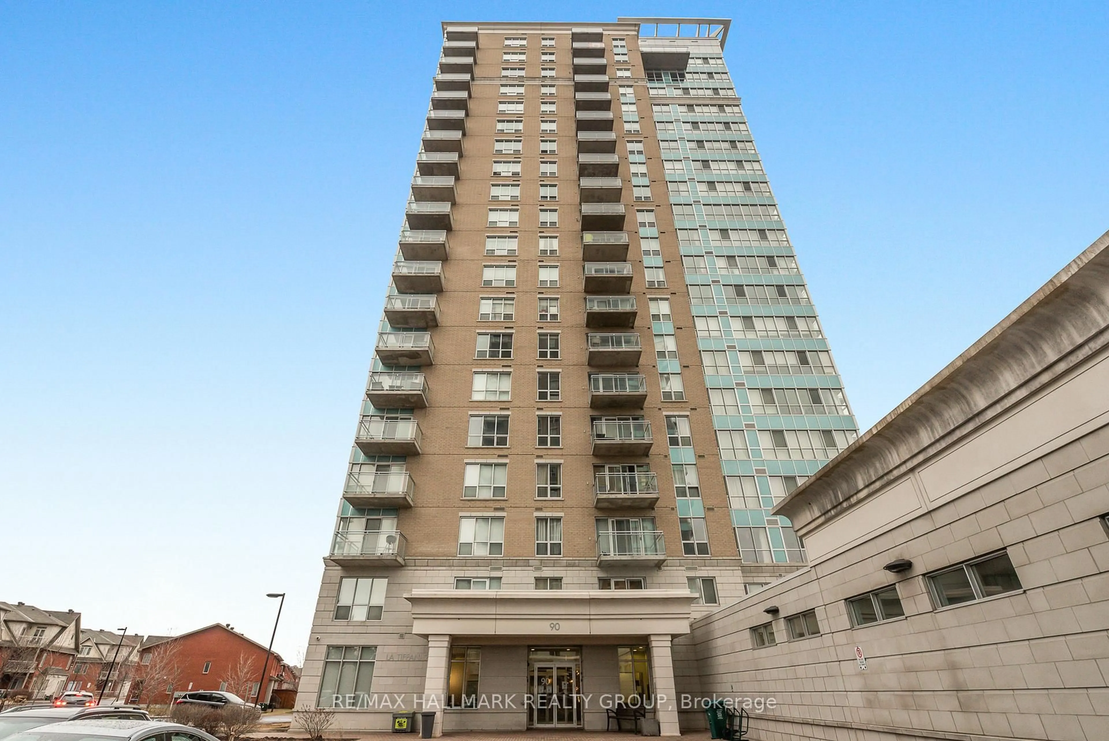 Indoor foyer for 90 Landry St #1602, Ottawa Ontario K1L 0A9
