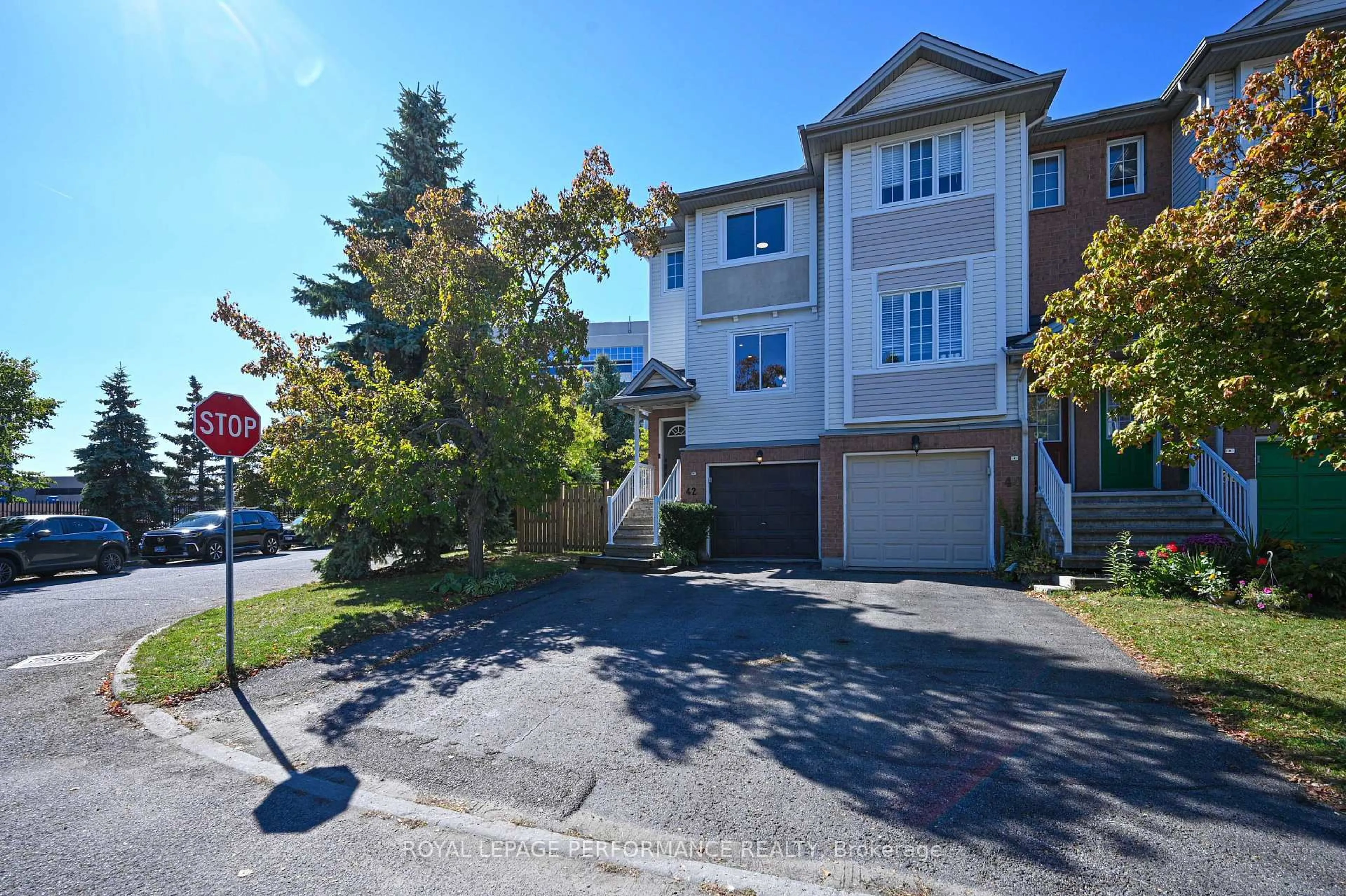 A pic from outside/outdoor area/front of a property/back of a property/a pic from drone, street for 42 Yorkville St, Ottawa Ontario K2C 4B5