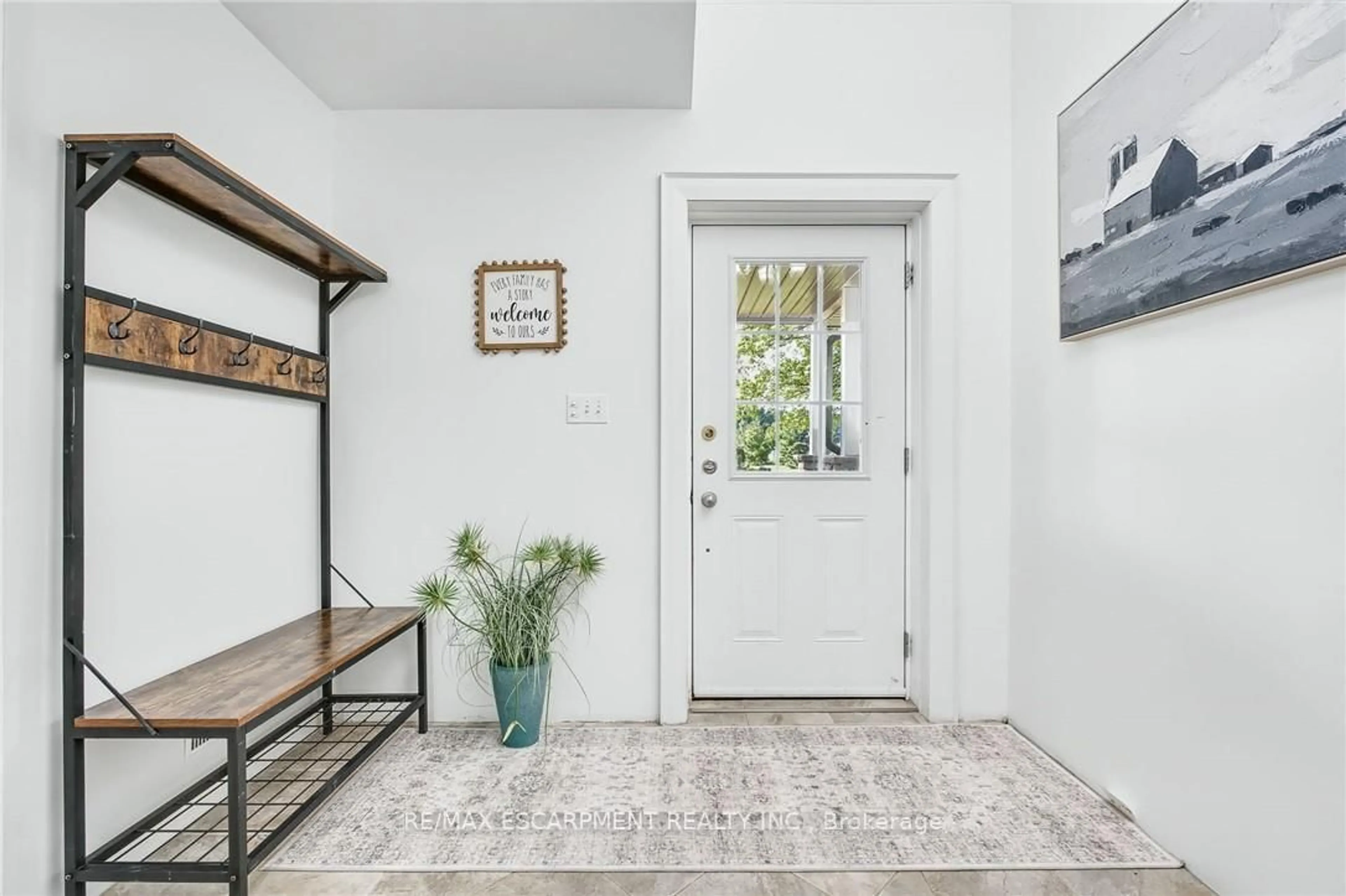 Indoor entryway for 483 Harvest Rd, Hamilton Ontario L9H 5E2