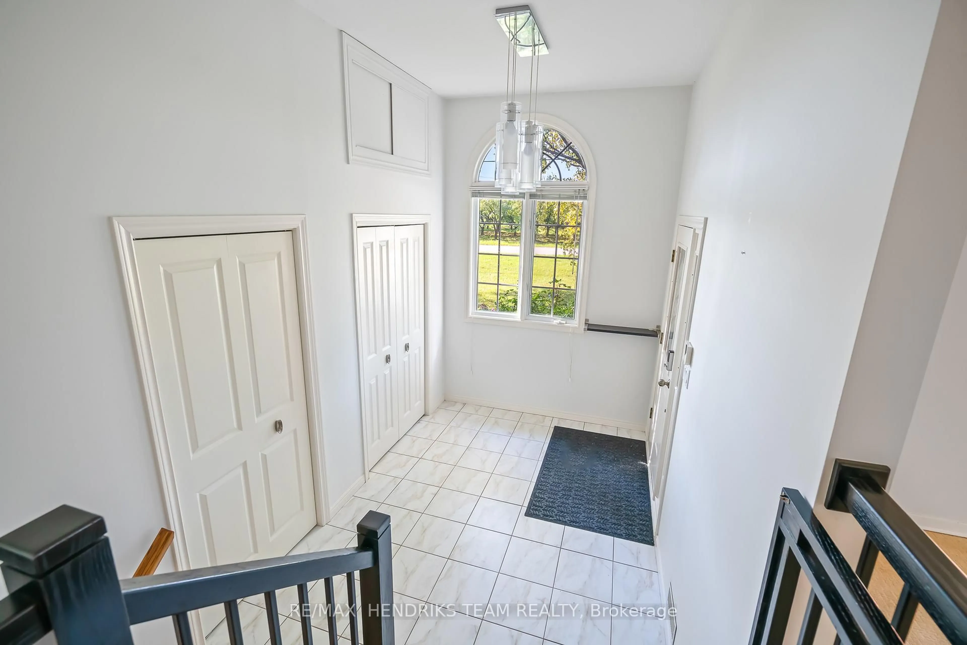 Indoor entryway for 1521 Irvine Rd, Niagara-on-the-Lake Ontario L0S 1J0