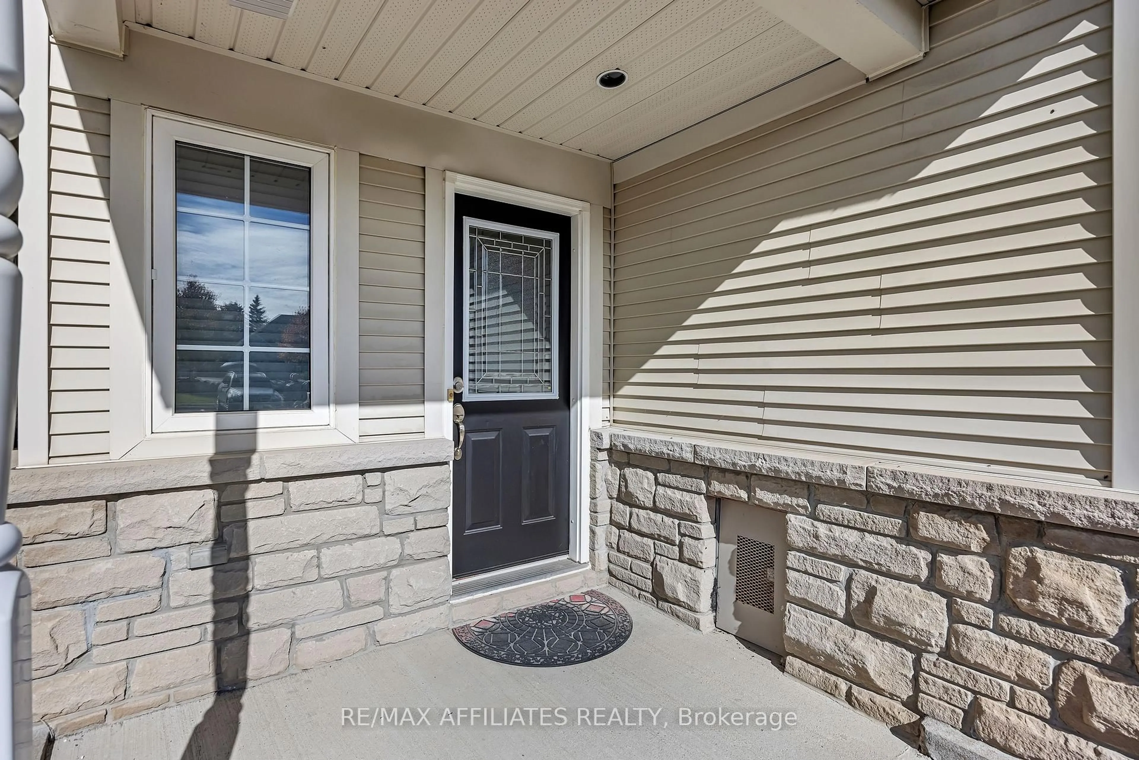 Indoor entryway for 17 Kirkstone Private, Ottawa Ontario K2J 5E7