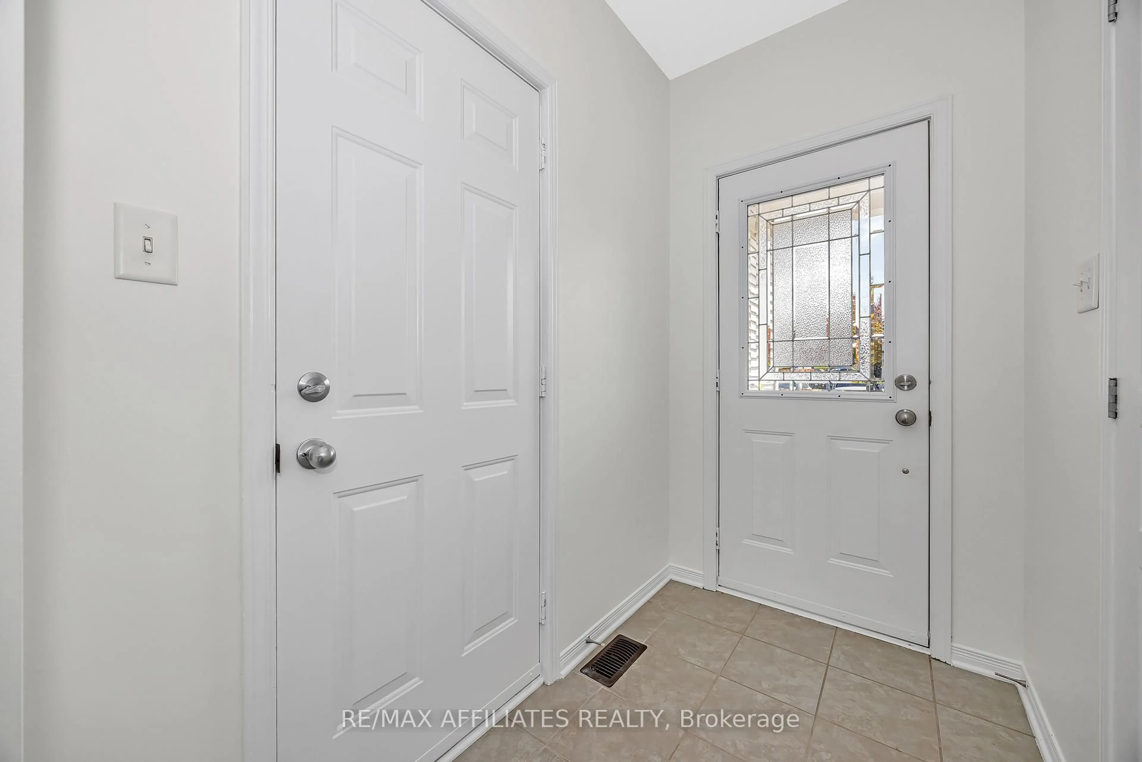 Indoor entryway for 17 Kirkstone Private, Ottawa Ontario K2J 5E7