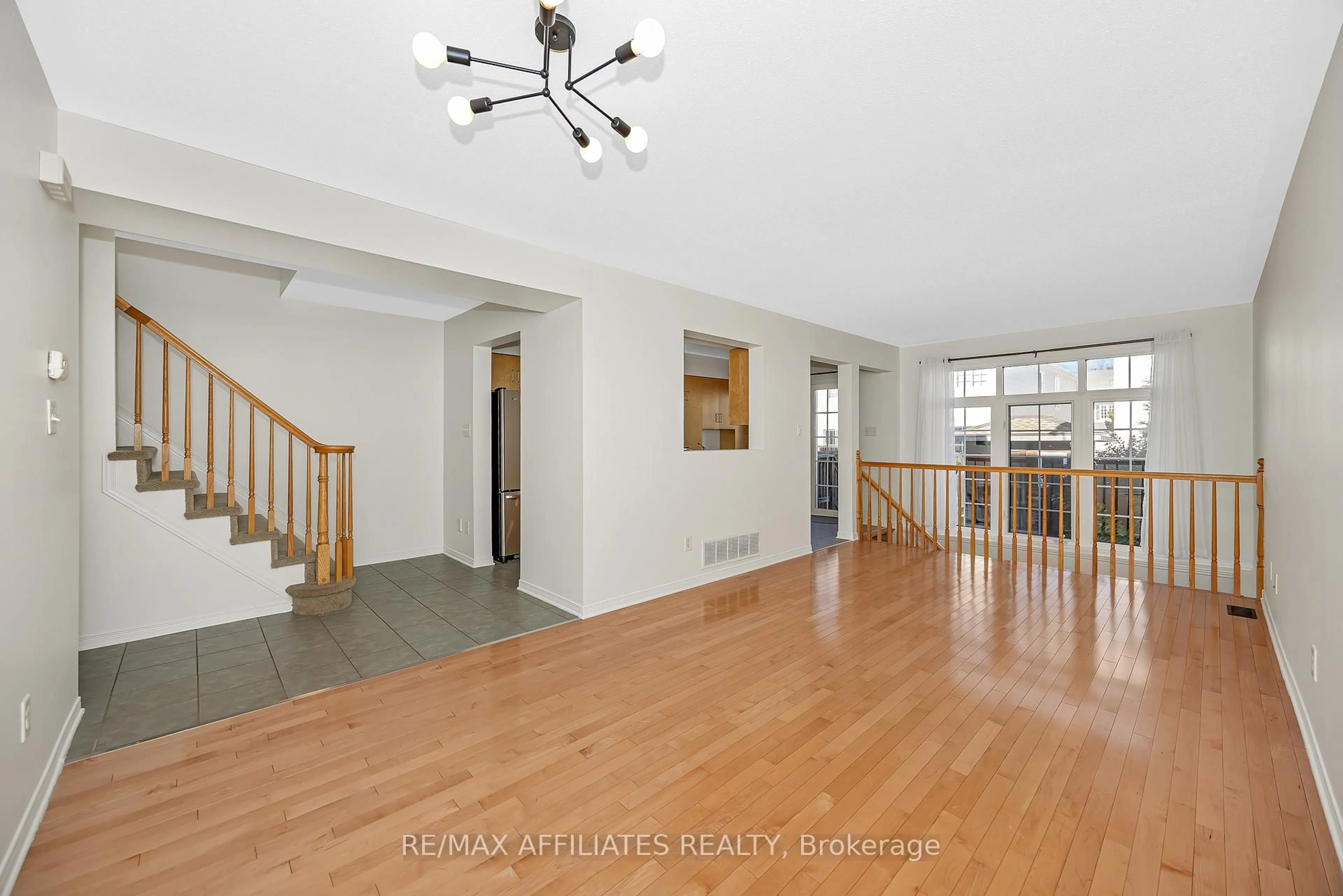Indoor foyer for 17 Kirkstone Private, Ottawa Ontario K2J 5E7