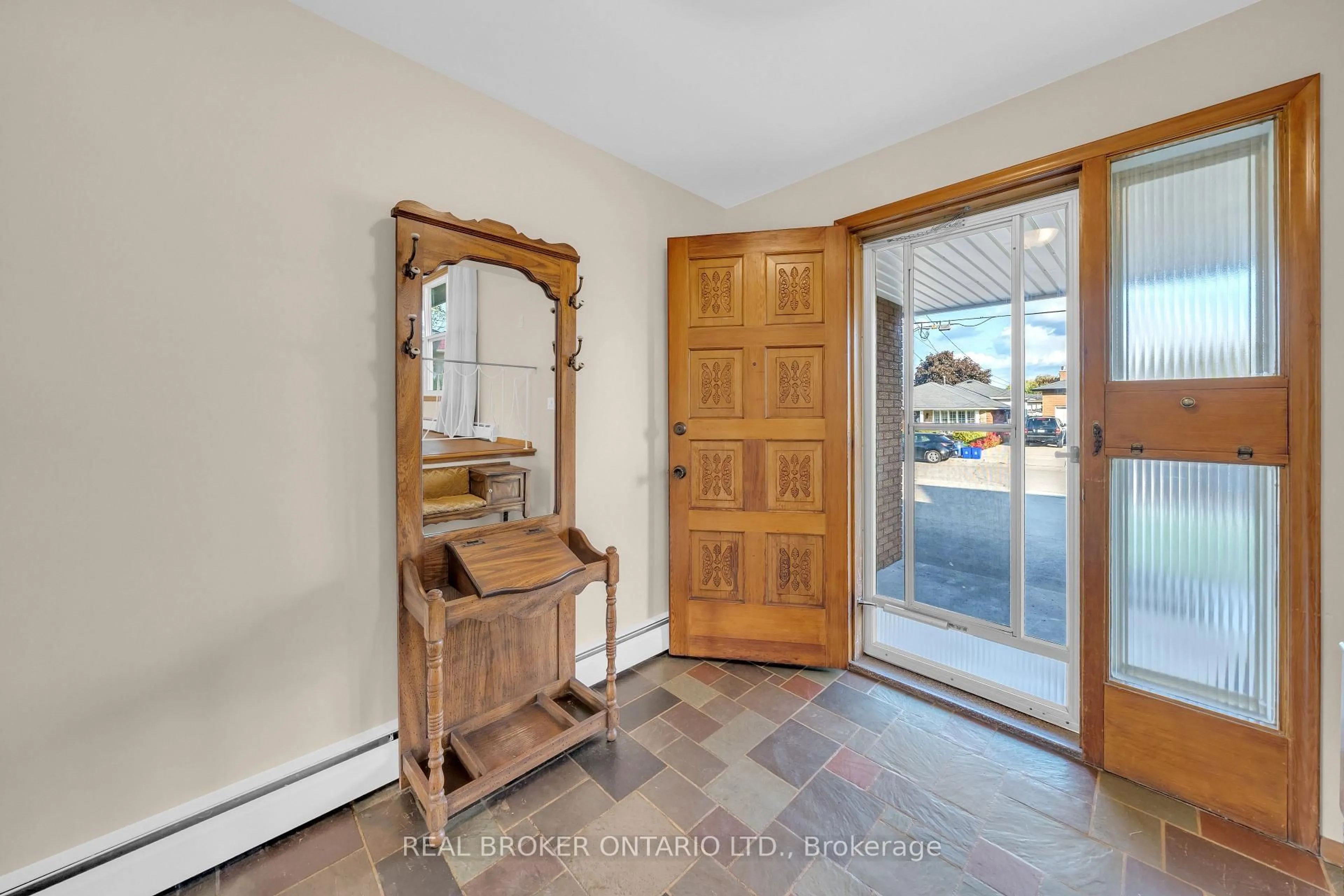 Indoor entryway for 132 Greeningdon Dr, Hamilton Ontario L9A 4W7