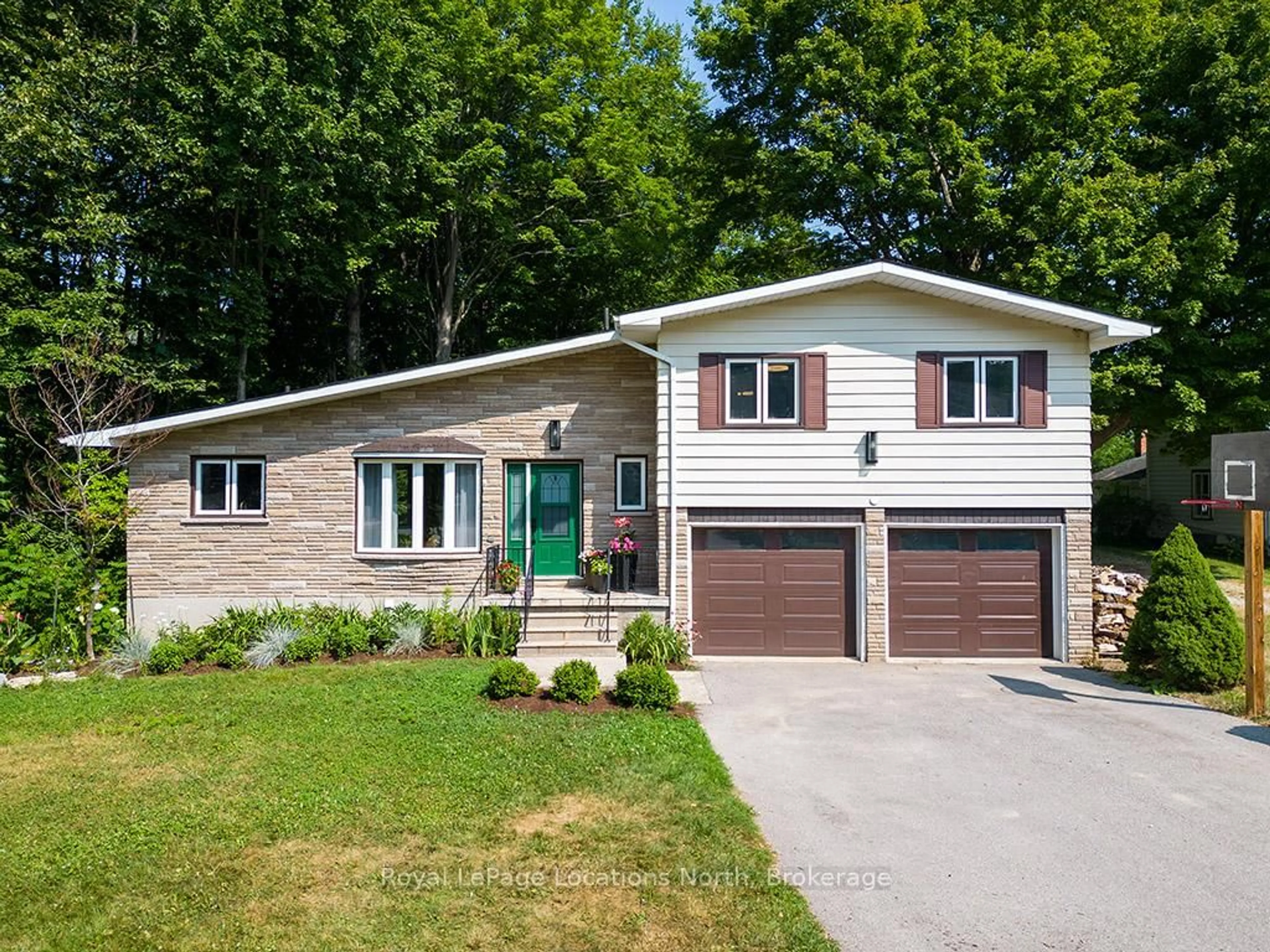 Home with vinyl exterior material, street for 194 Montgomery St, Meaford Ontario N4L 1C4