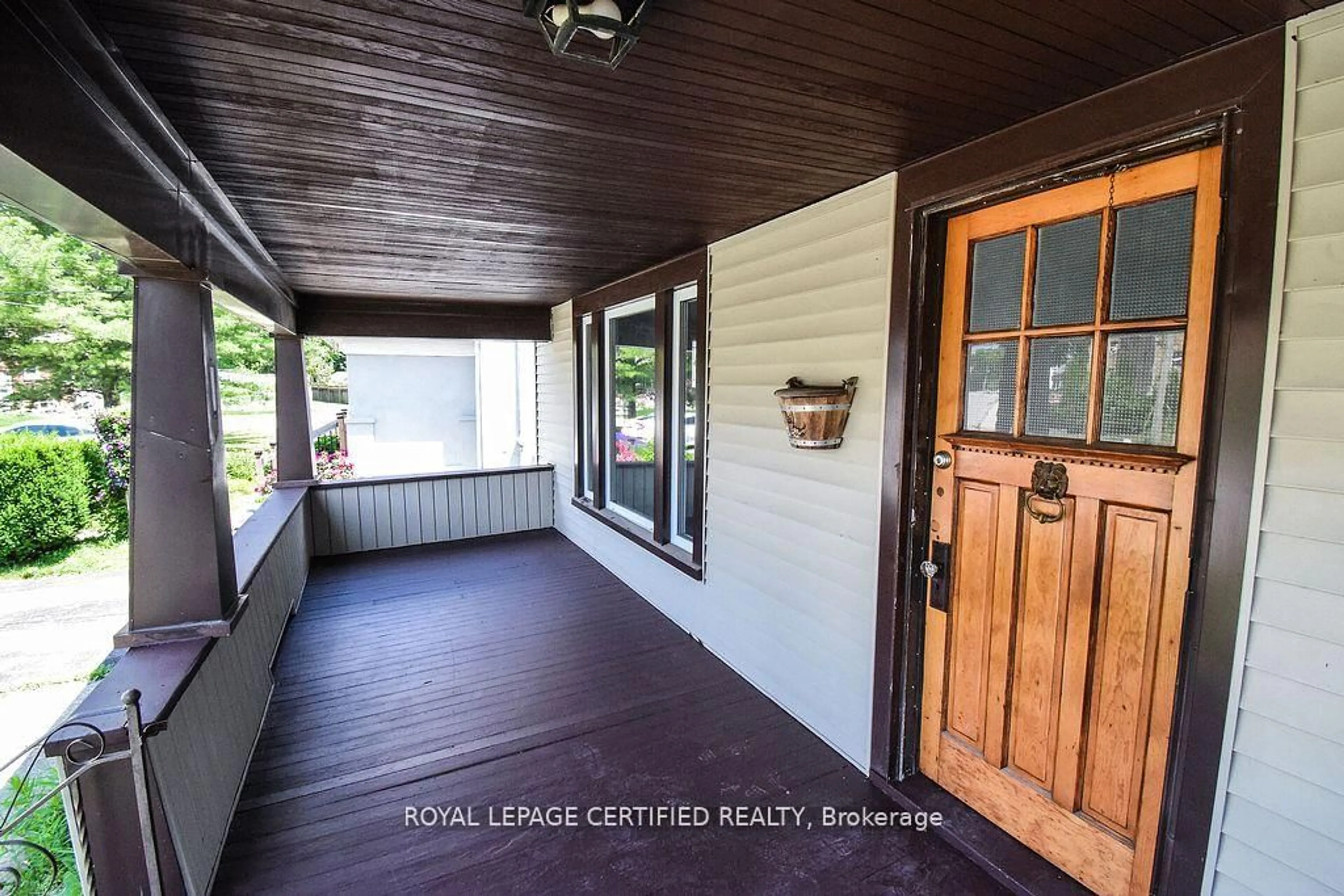 Indoor entryway for 5810 Symmes St, Niagara Falls Ontario L2G 2G3