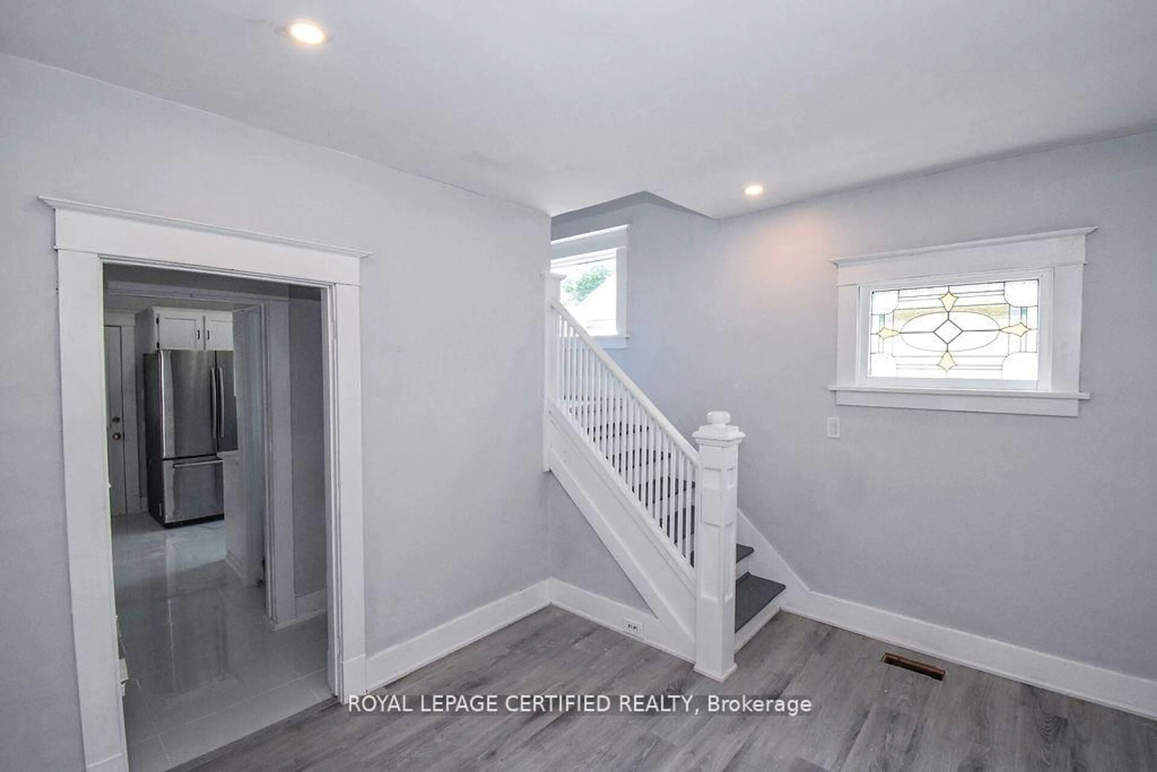 Indoor entryway for 5810 Symmes St, Niagara Falls Ontario L2G 2G3