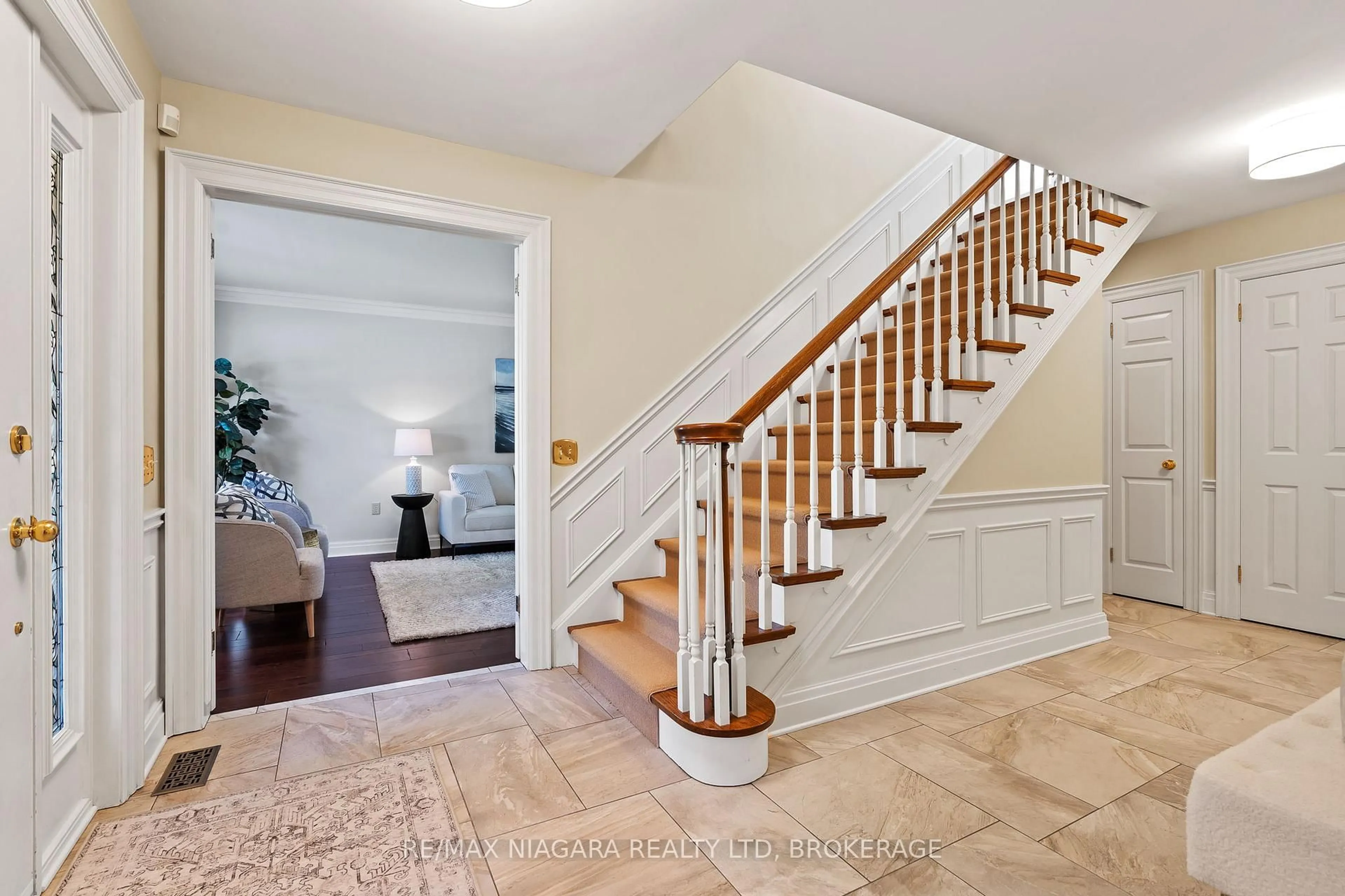 Indoor entryway for 101 Port Master Dr, St. Catharines Ontario L2N 7H5