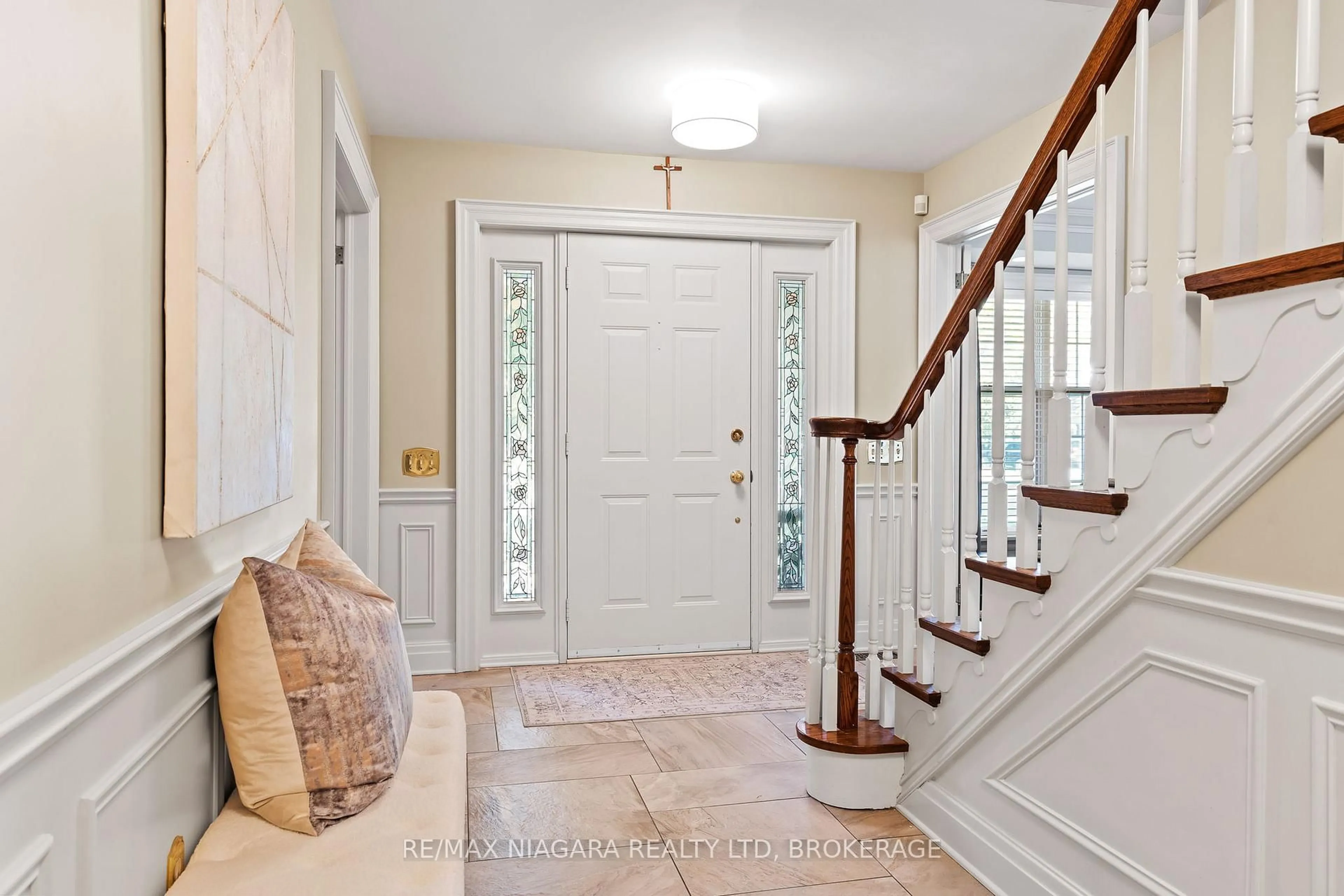 Indoor entryway for 101 Port Master Dr, St. Catharines Ontario L2N 7H5
