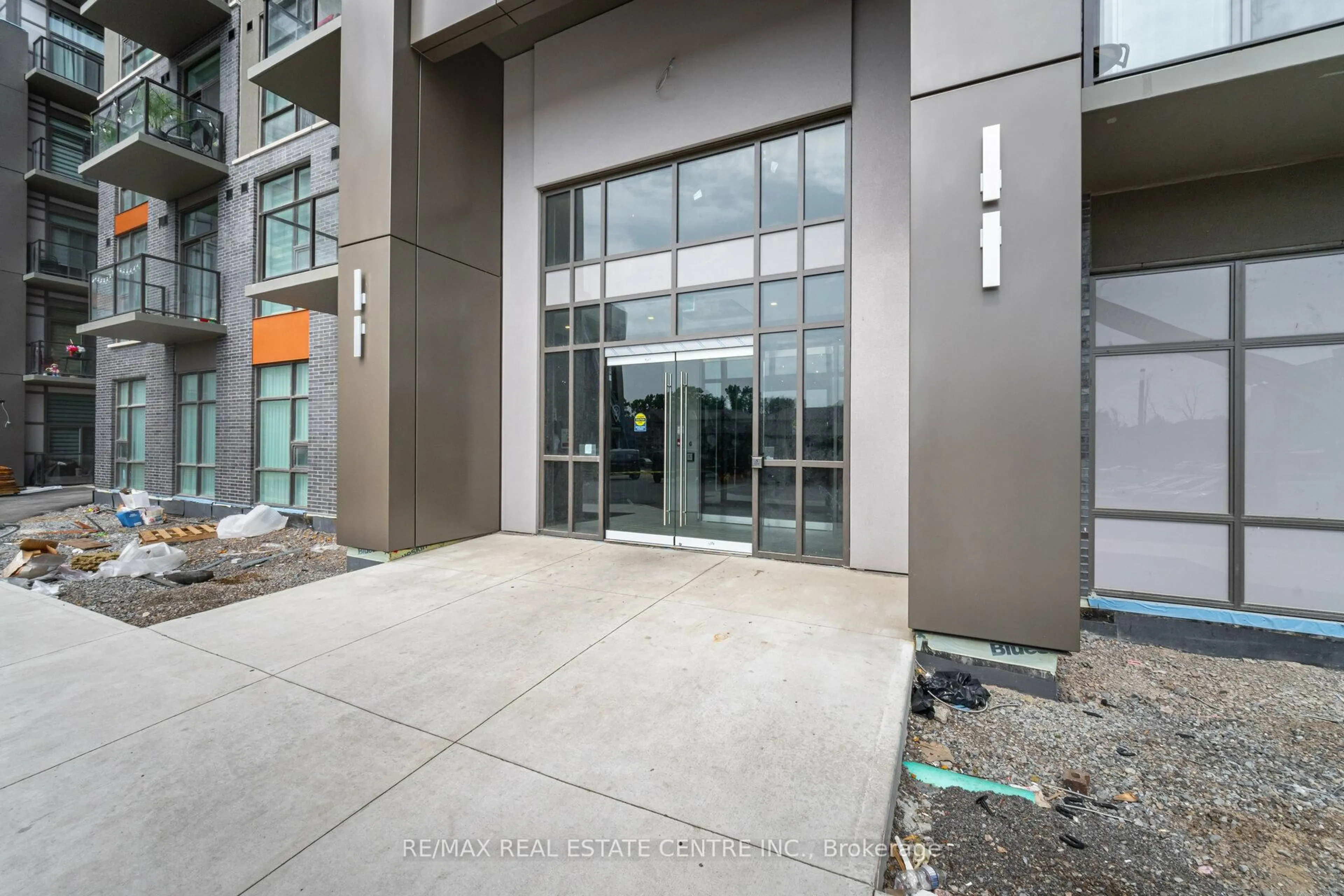 Indoor foyer for 470 Dundas St #329, Hamilton Ontario L8B 2A6