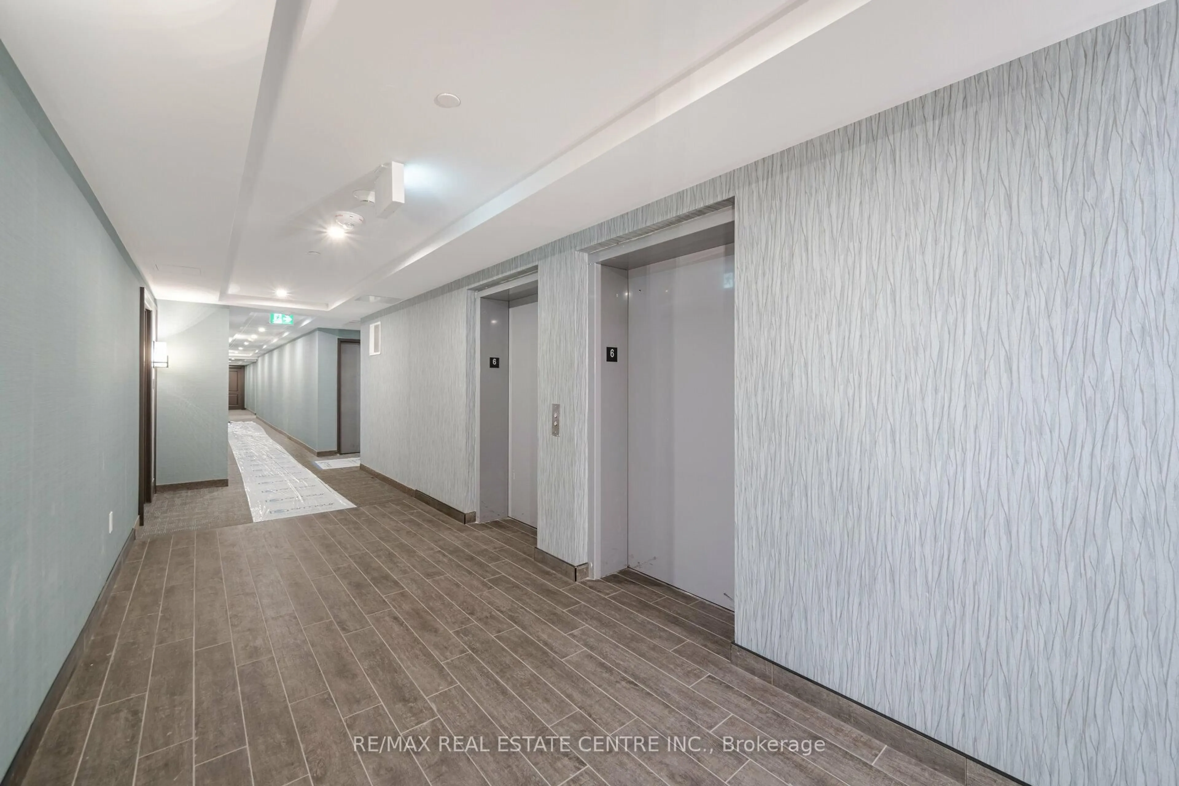 Indoor foyer for 470 Dundas St #329, Hamilton Ontario L8B 2A6