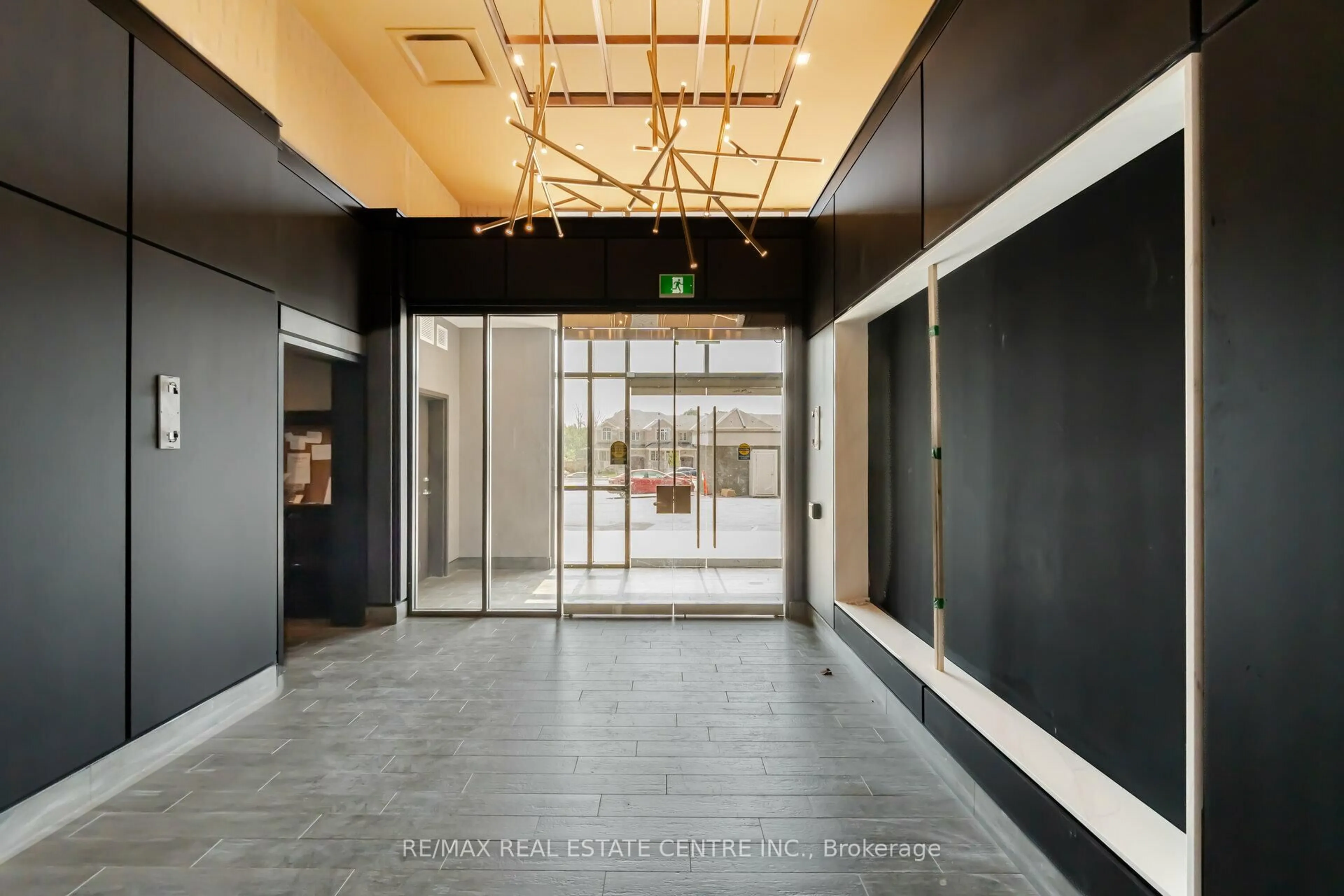 Indoor foyer for 470 Dundas St #329, Hamilton Ontario L8B 2A6