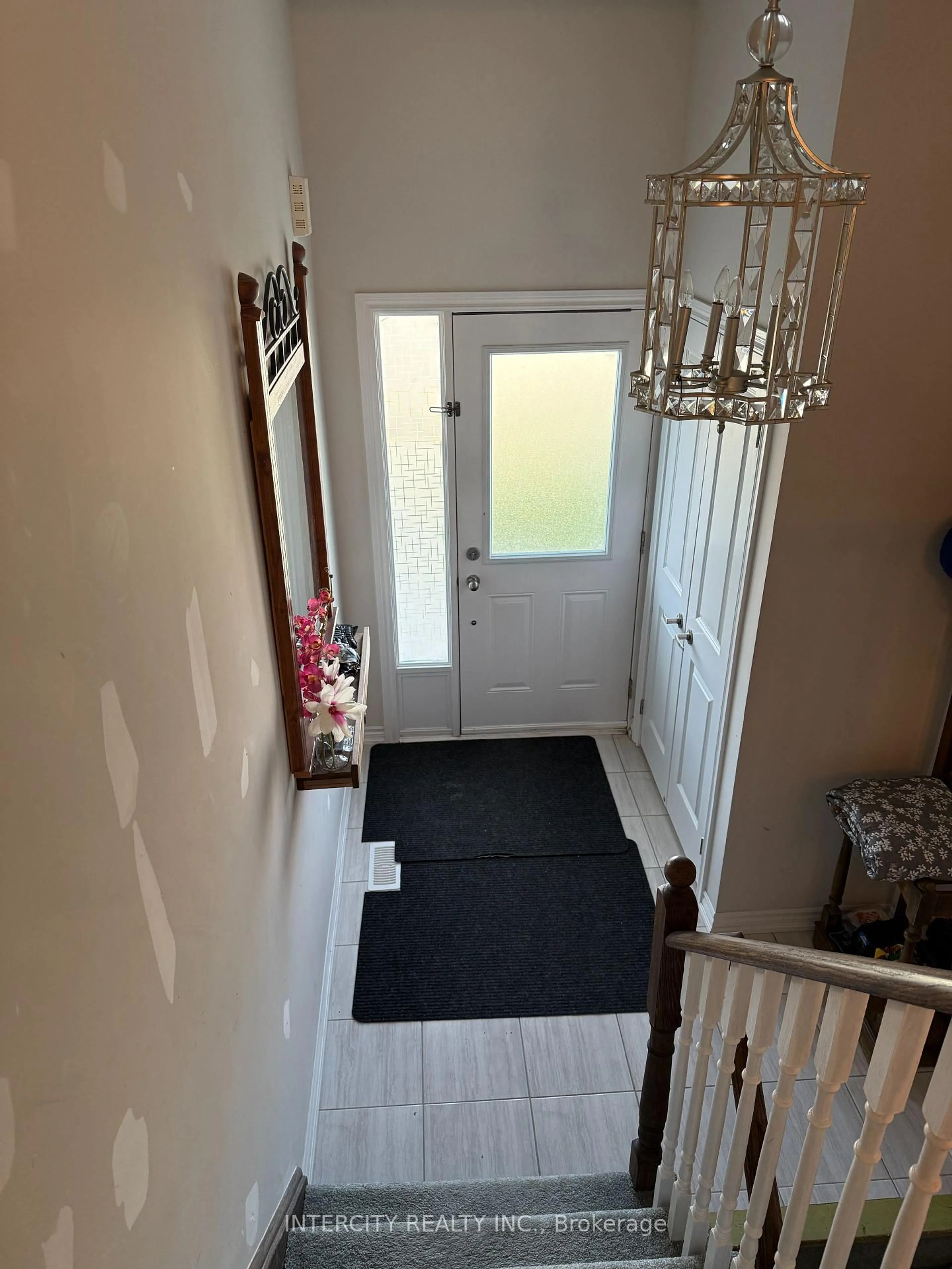 Indoor entryway for 58 Todd Cres, Southgate Ontario N0C 1B0