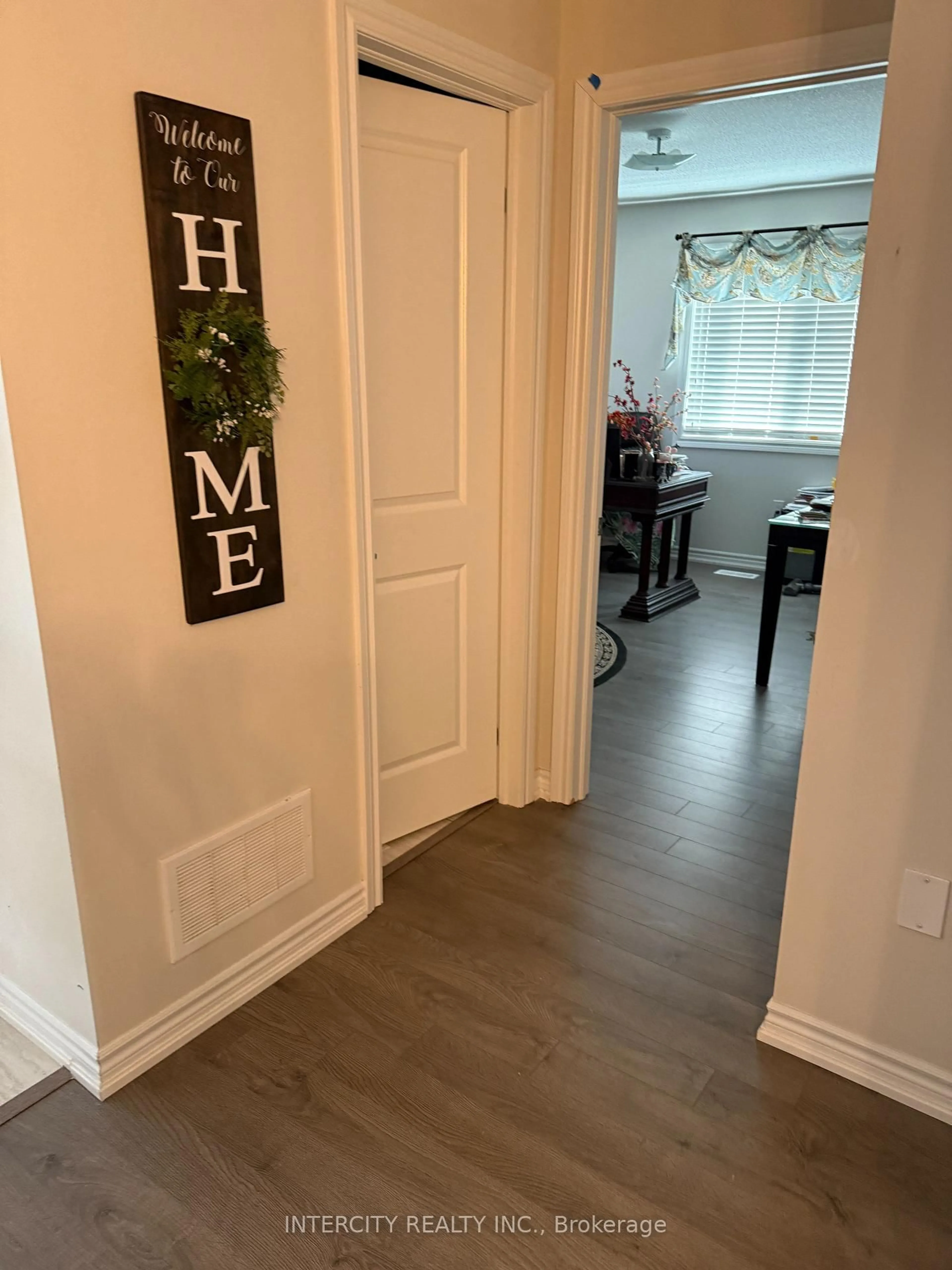 Indoor entryway for 58 Todd Cres, Southgate Ontario N0C 1B0