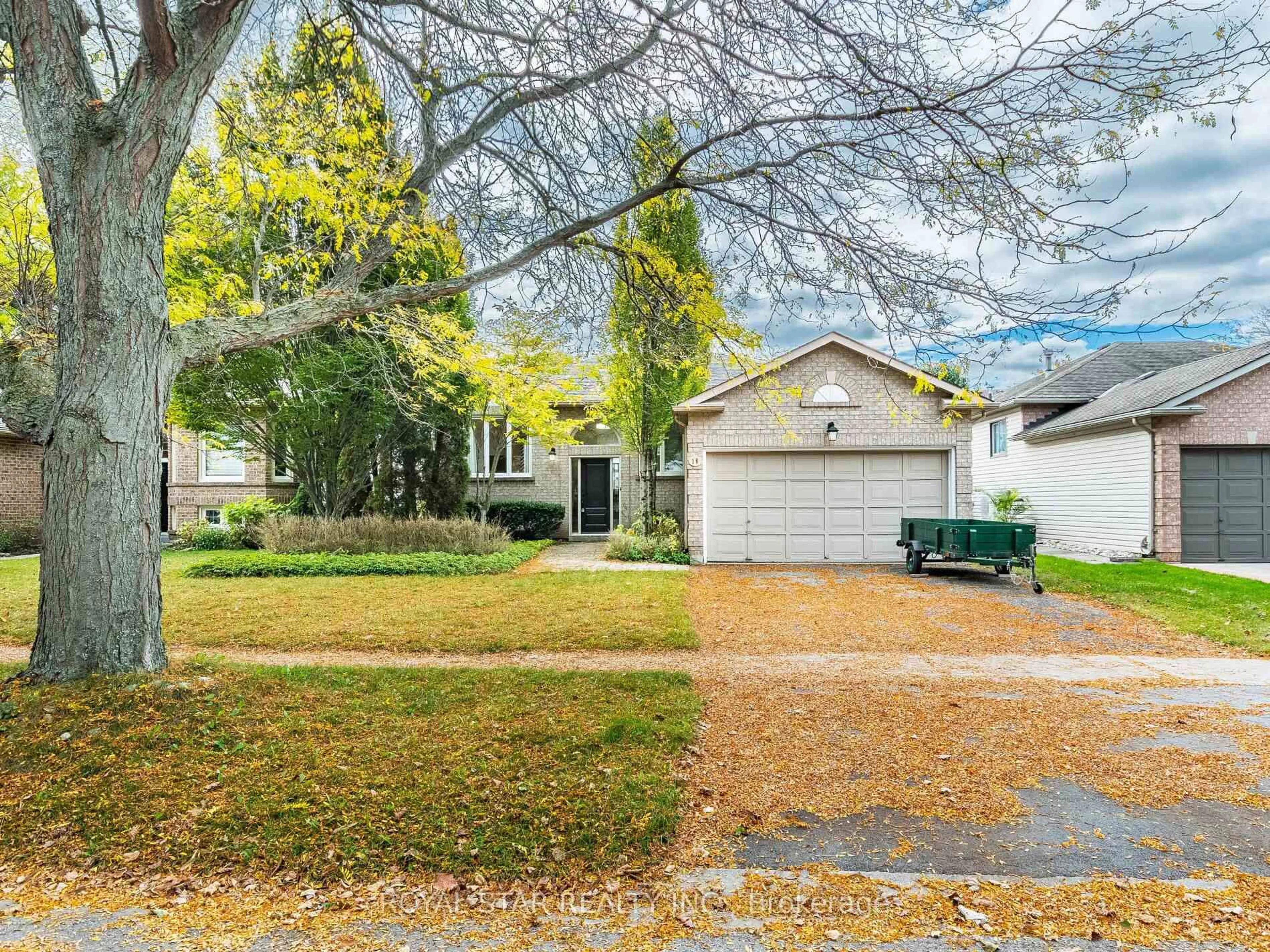 A pic from outside/outdoor area/front of a property/back of a property/a pic from drone, street for 18 Woodside Sq, Pelham Ontario L0S 1E4