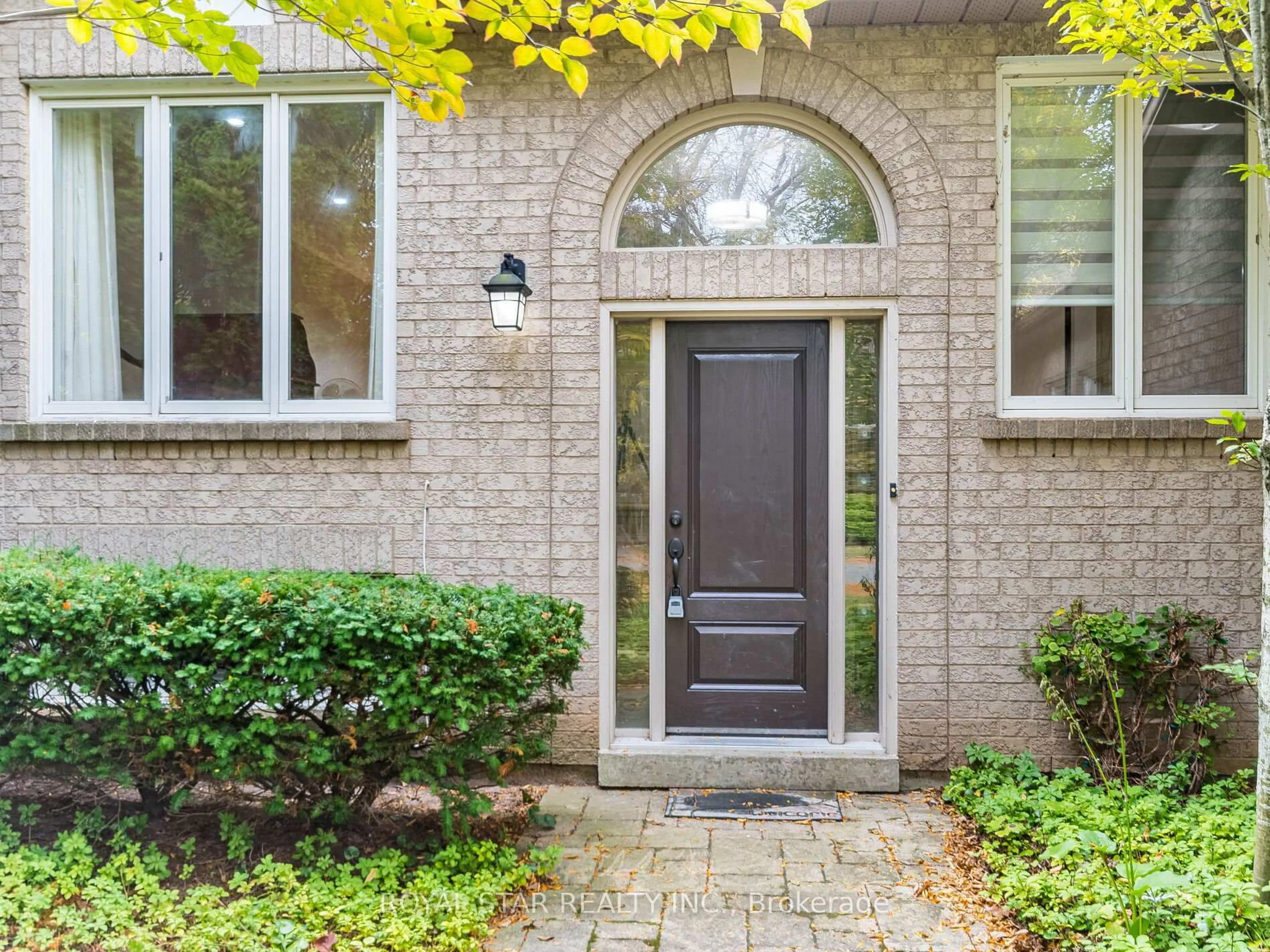 Home with brick exterior material, street for 18 Woodside Sq, Pelham Ontario L0S 1E4