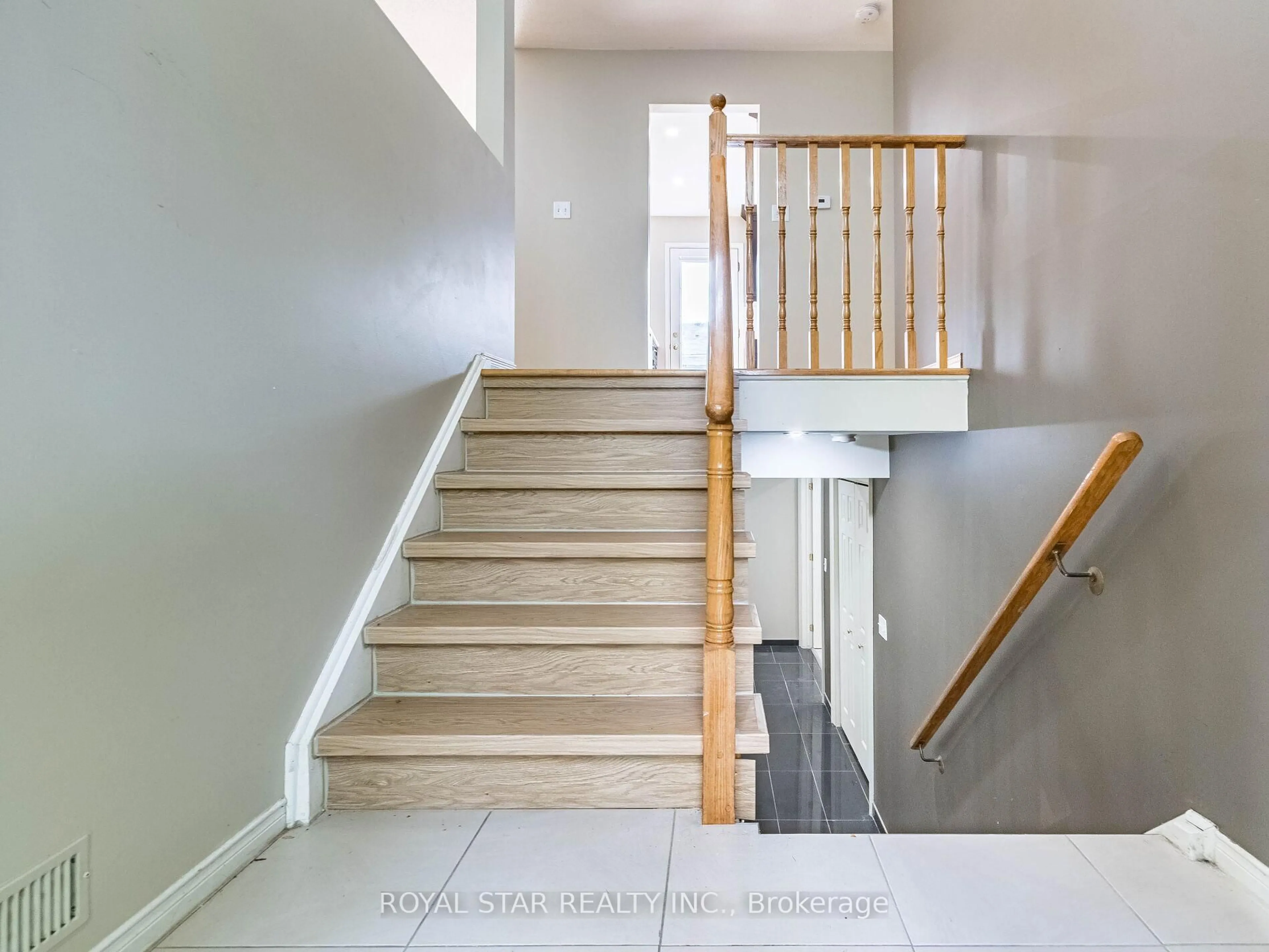 Stairs for 18 Woodside Sq, Pelham Ontario L0S 1E4