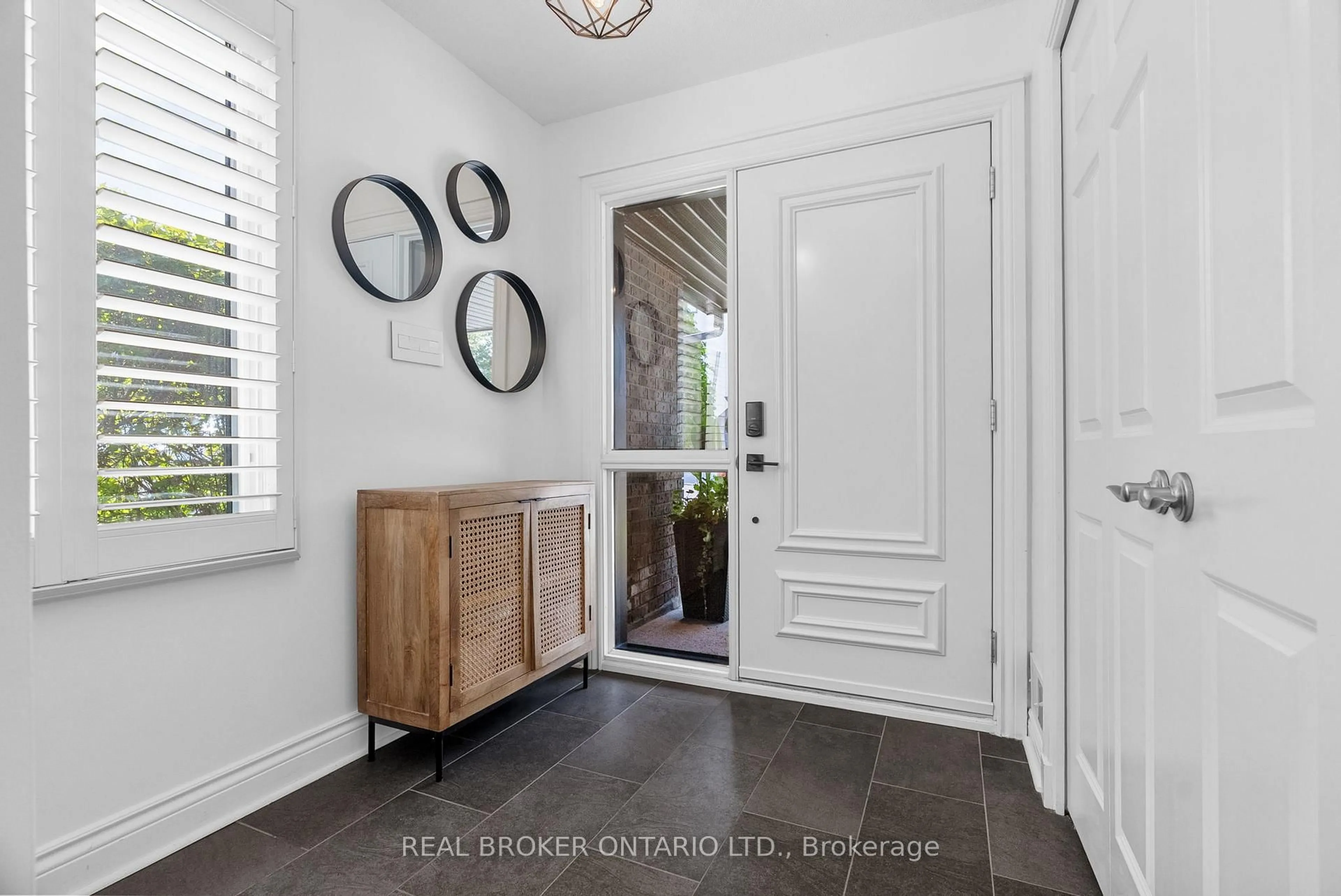 Indoor entryway for 655 Richmond Rd #2, Ottawa Ontario K2A 3Y3