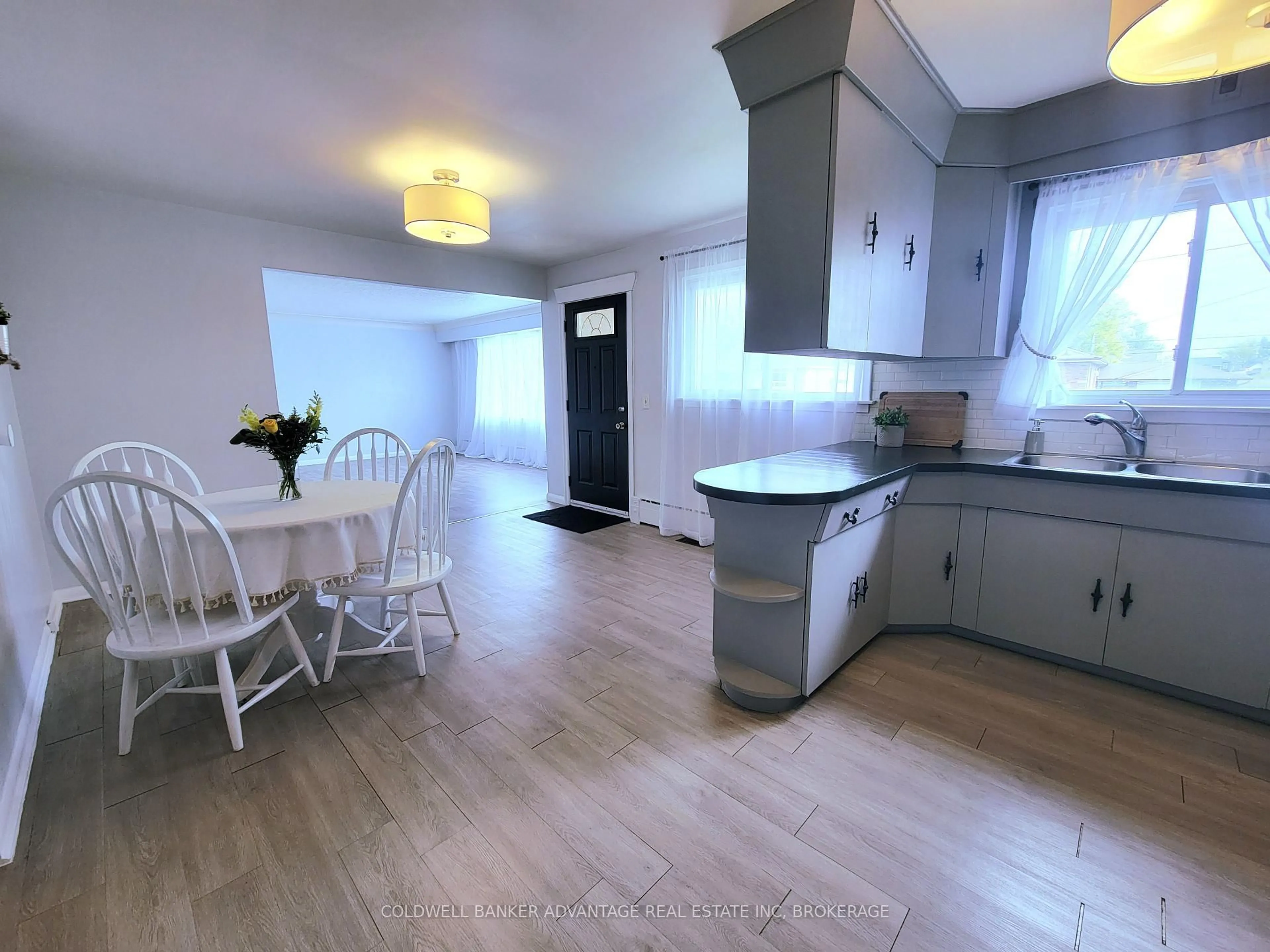 Open concept kitchen, unknown for 280 Clarke St, Port Colborne Ontario L3K 2G5