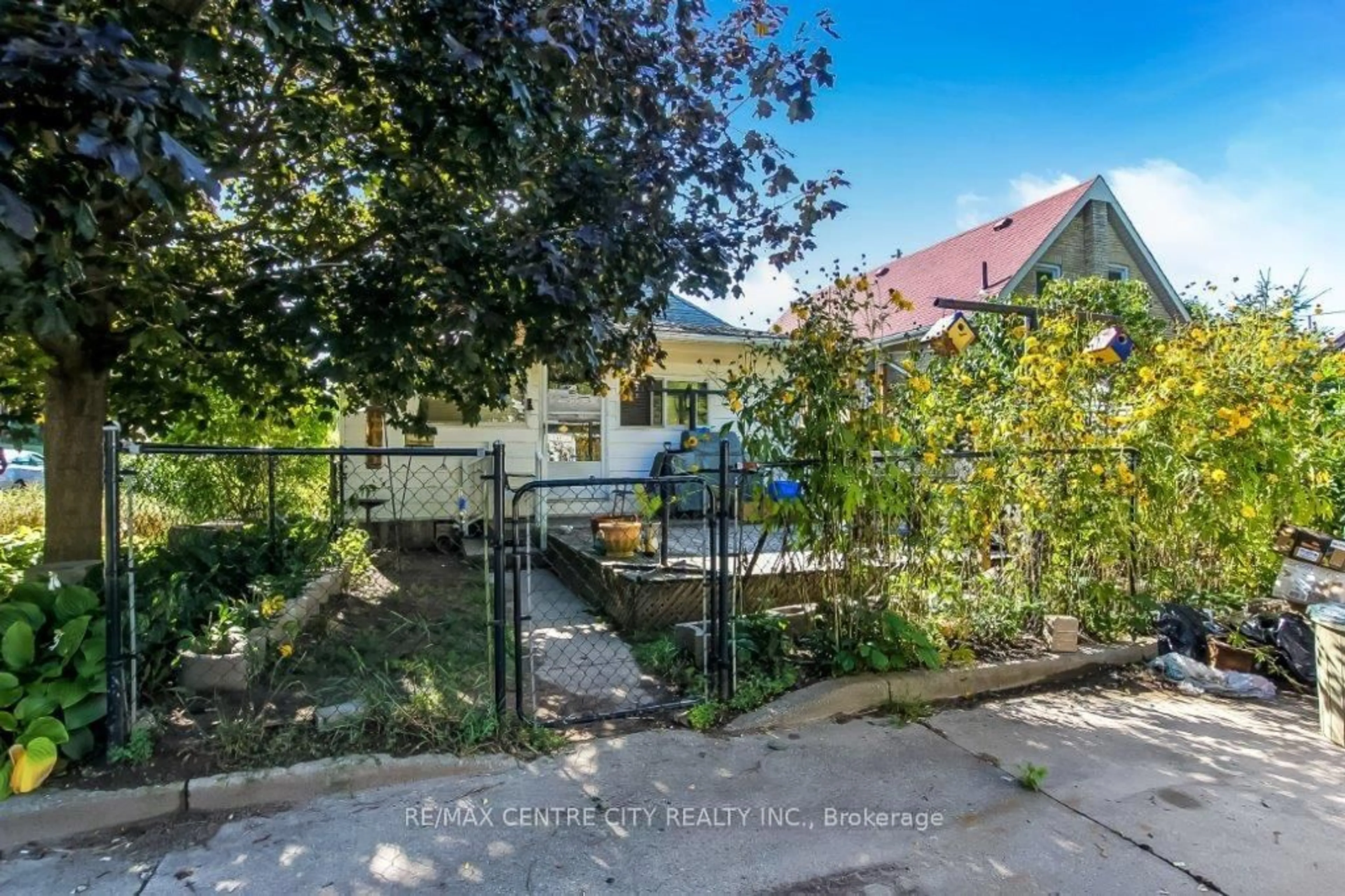 A pic from outside/outdoor area/front of a property/back of a property/a pic from drone, street for 48 Adelaide St, London South Ontario N5Z 3K2