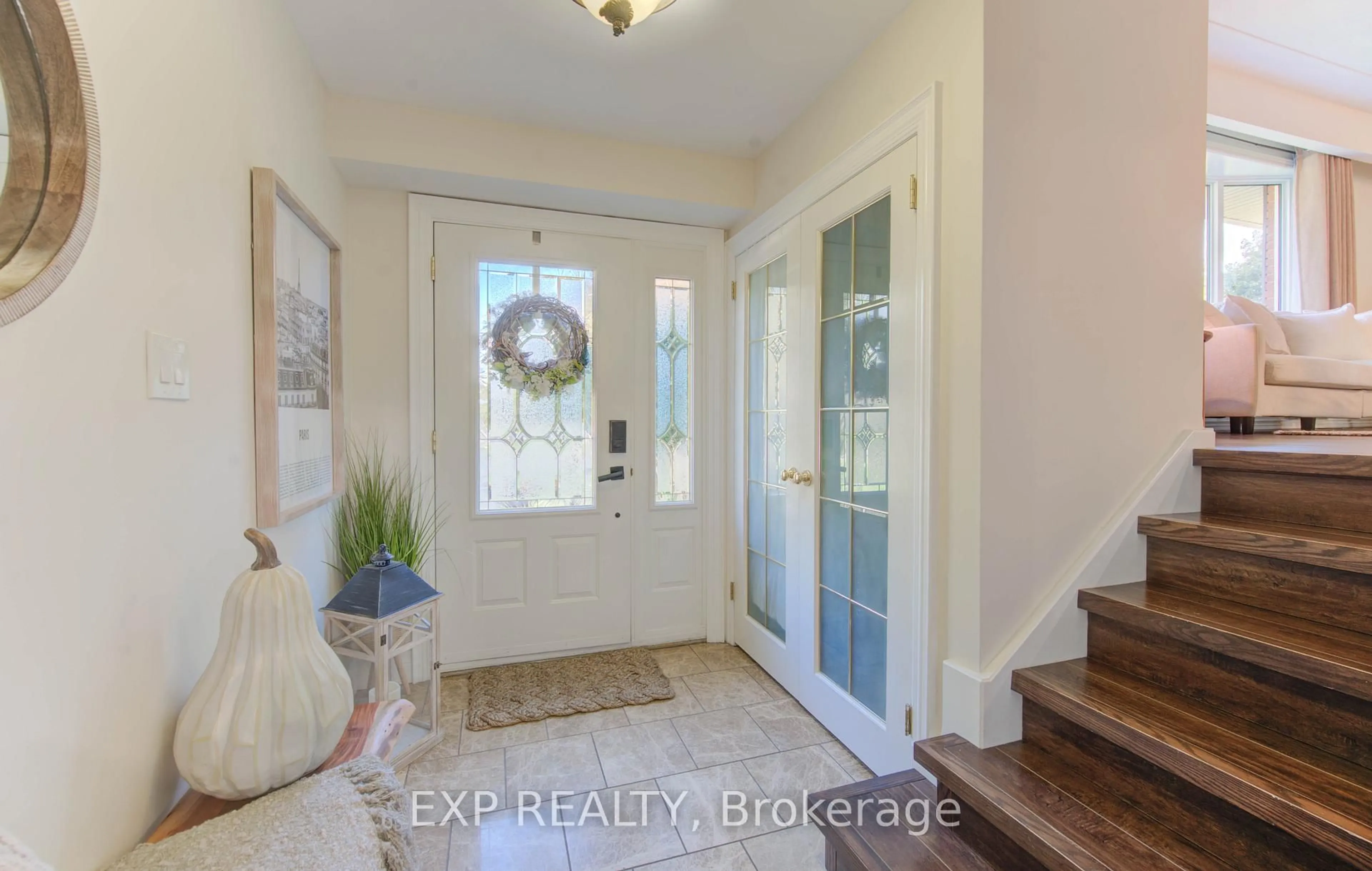 Indoor entryway for 36 Blackfriars Pl, Kitchener Ontario N2A 1M5