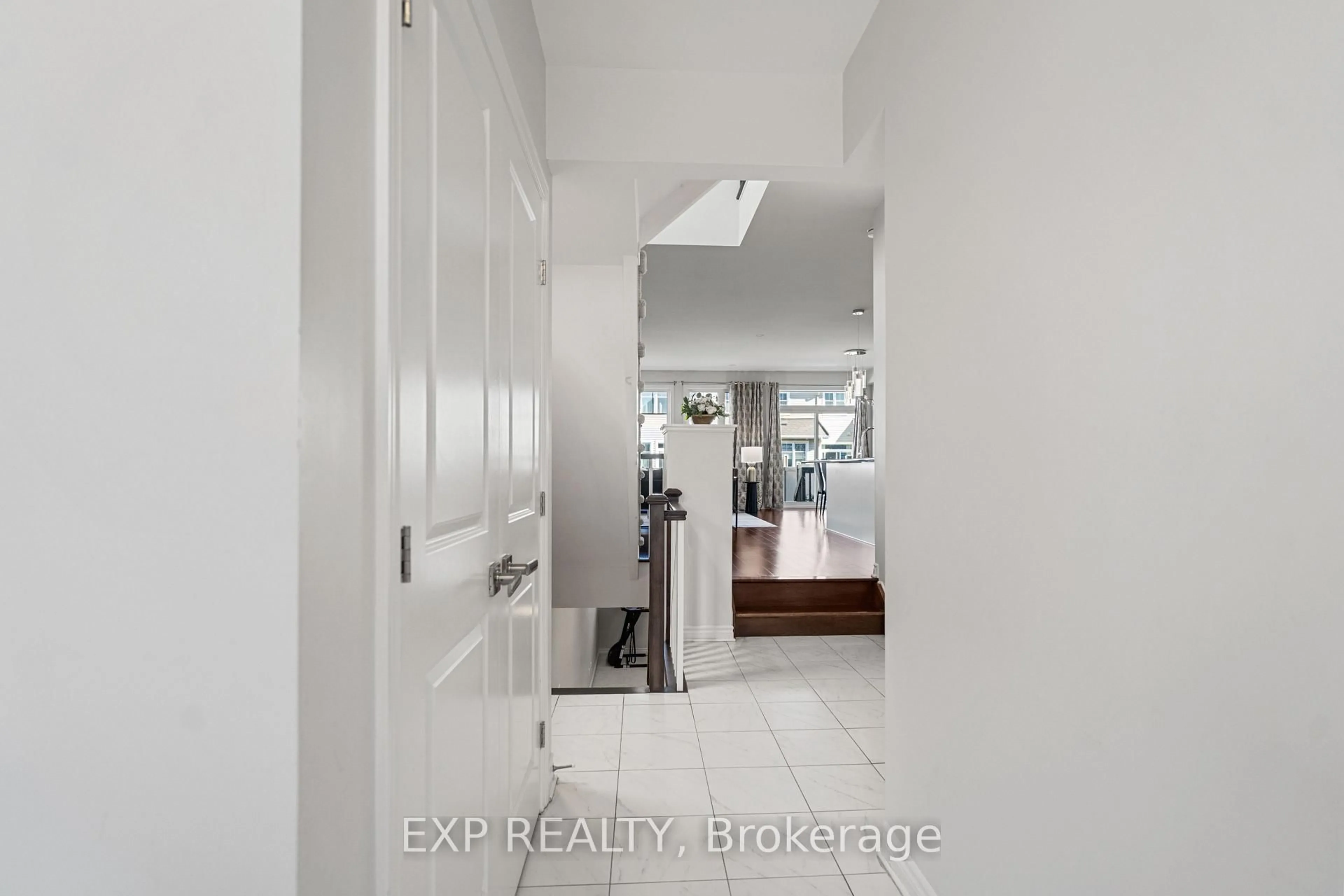 Indoor entryway for 512 Edenwylde Dr, Ottawa Ontario K2S 2K4