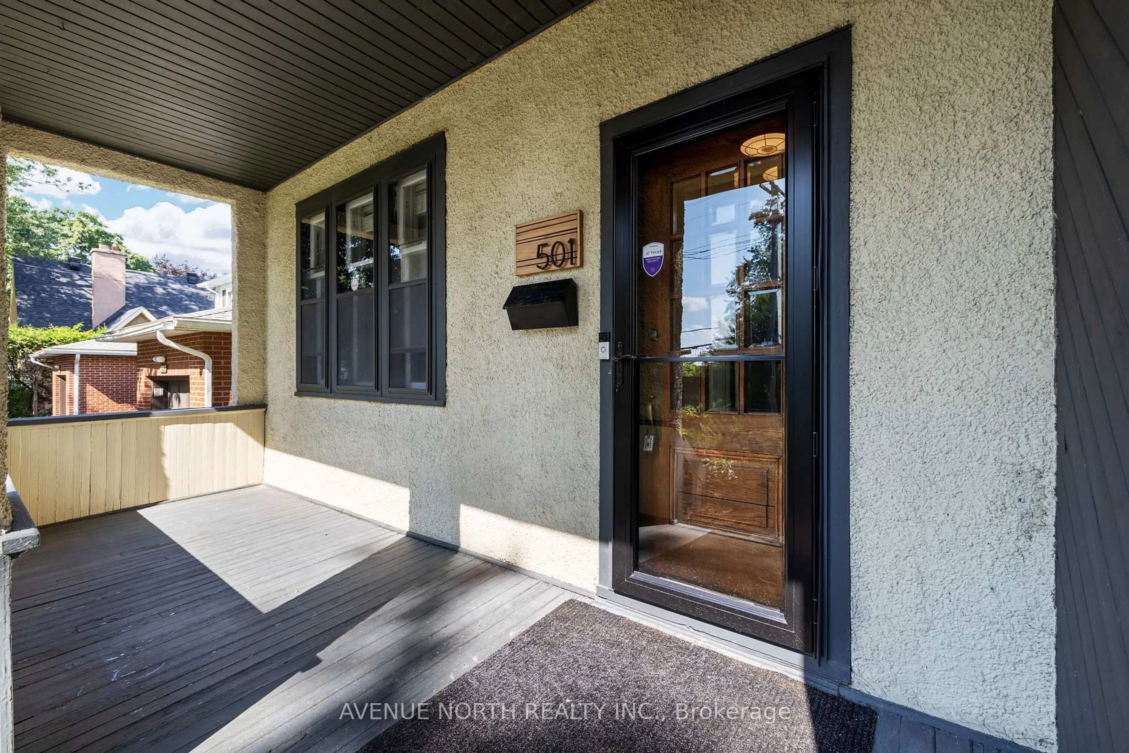 Indoor entryway for 501 Edgeworth Ave, Ottawa Ontario K2B 5L2